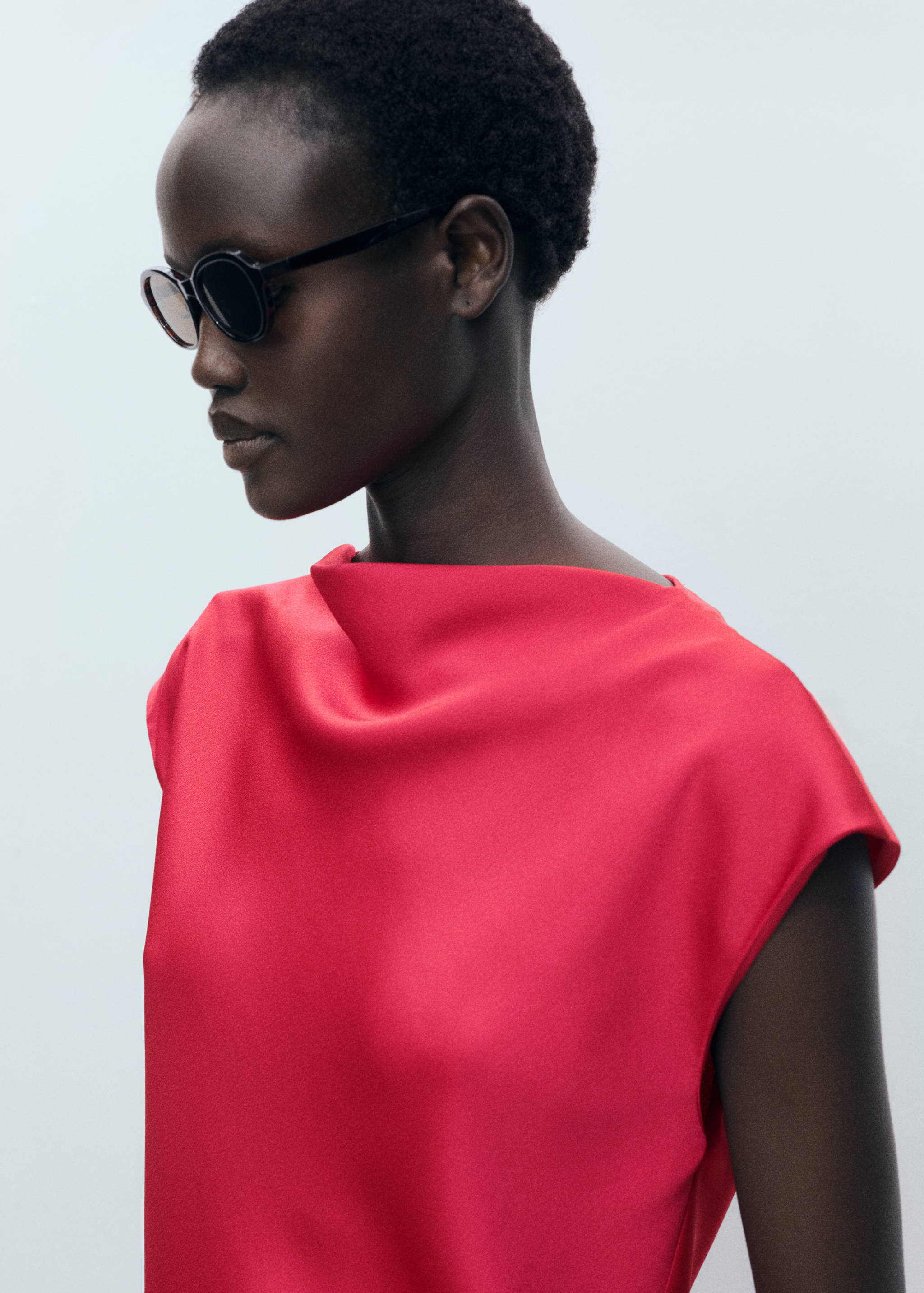 Blusa acetinada com gola drapeada - Pormenor do artigo 1