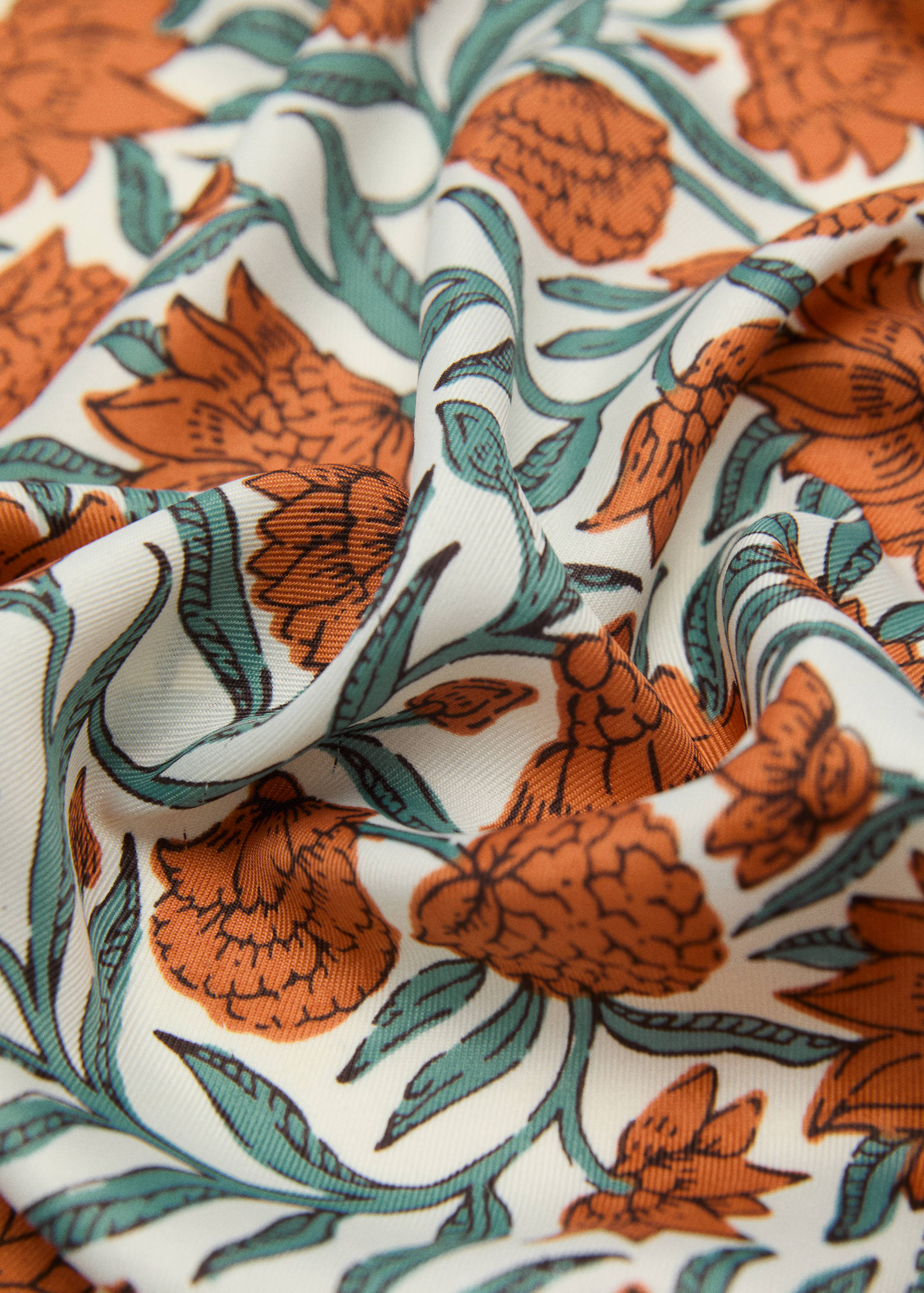 Foulard à fleurs - Plan moyen