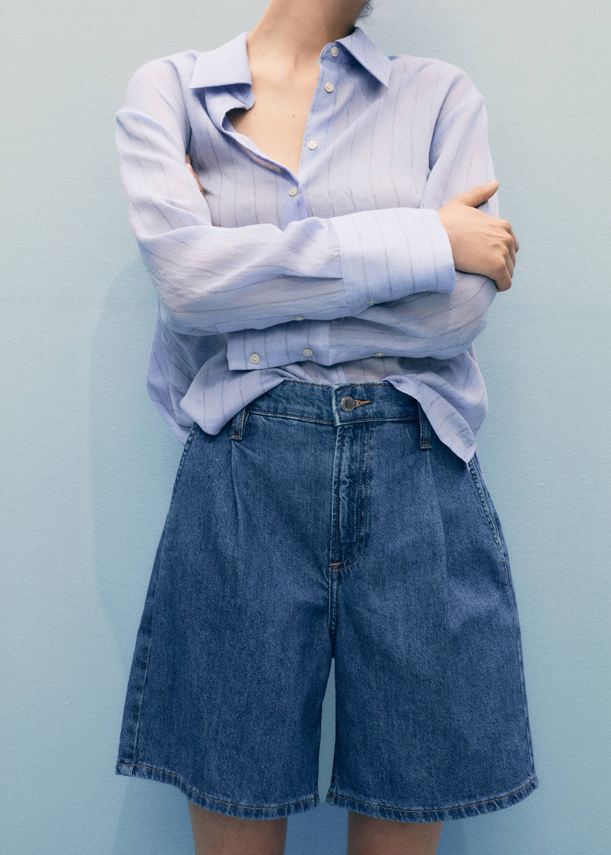 Mid-rise denim bermuda shorts with pleats - Medium plane