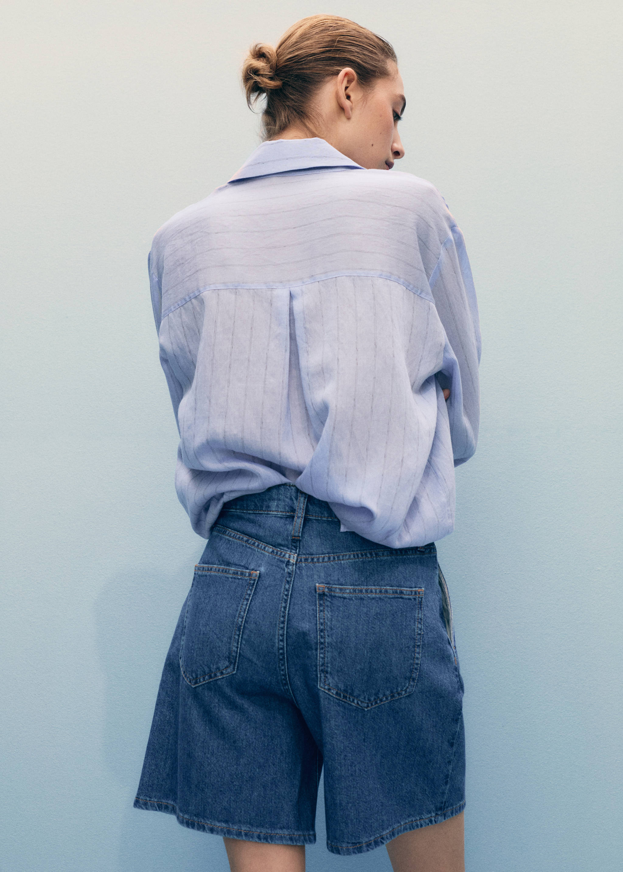Mid-rise denim bermuda shorts with pleats - Reverse of the article