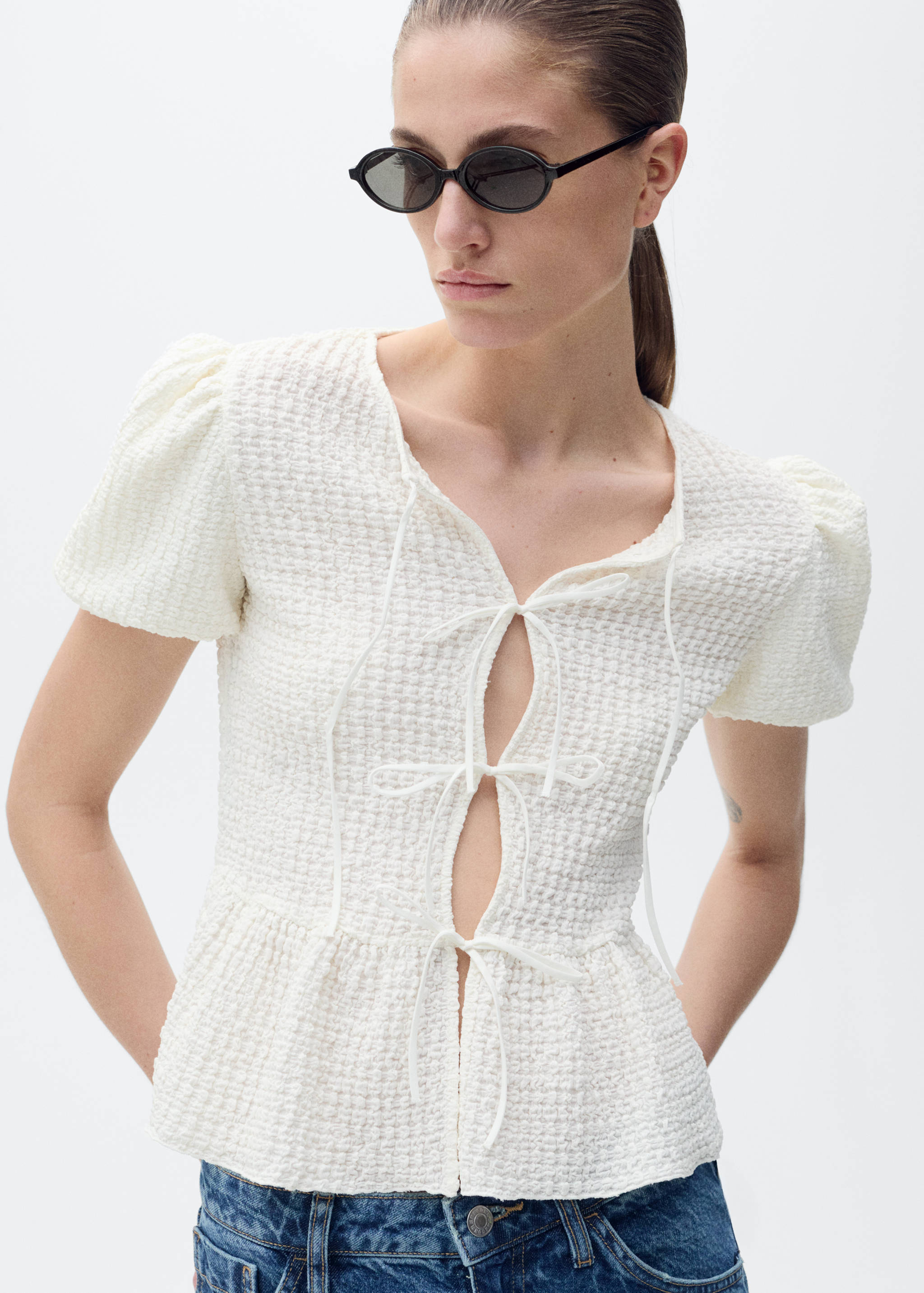 Μπλούζα με ανάγλυφη υφή και κλείσιμο με φιόγκους - Μεσαίο πλάνο