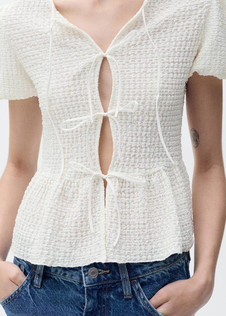 Textured blouse with bow closure — Ecru