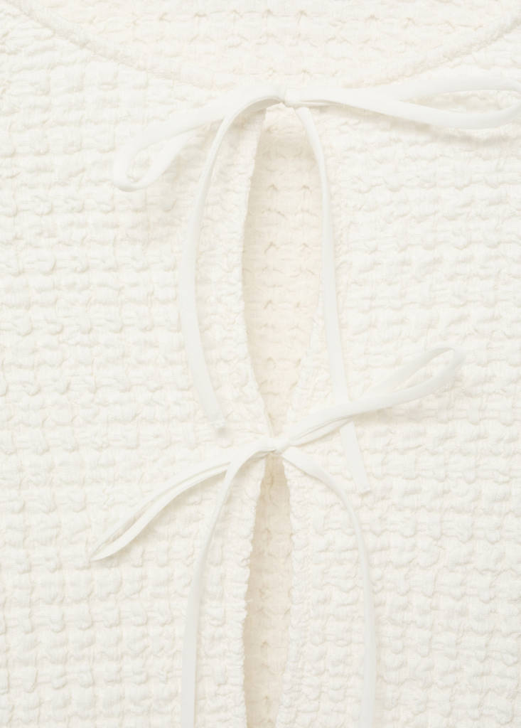 Textured blouse with bow closure — Ecru