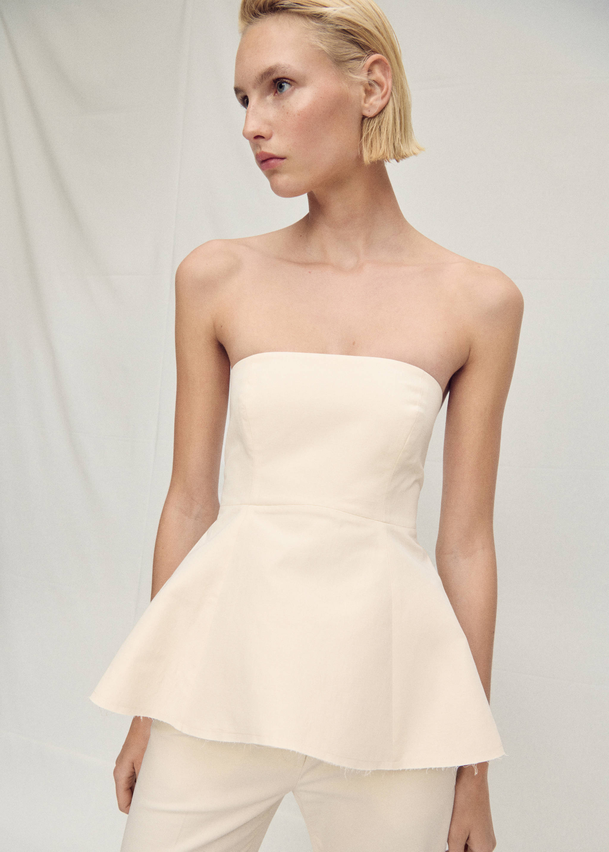 Schulterfreies Peplum-Top - Mittlere Ansicht