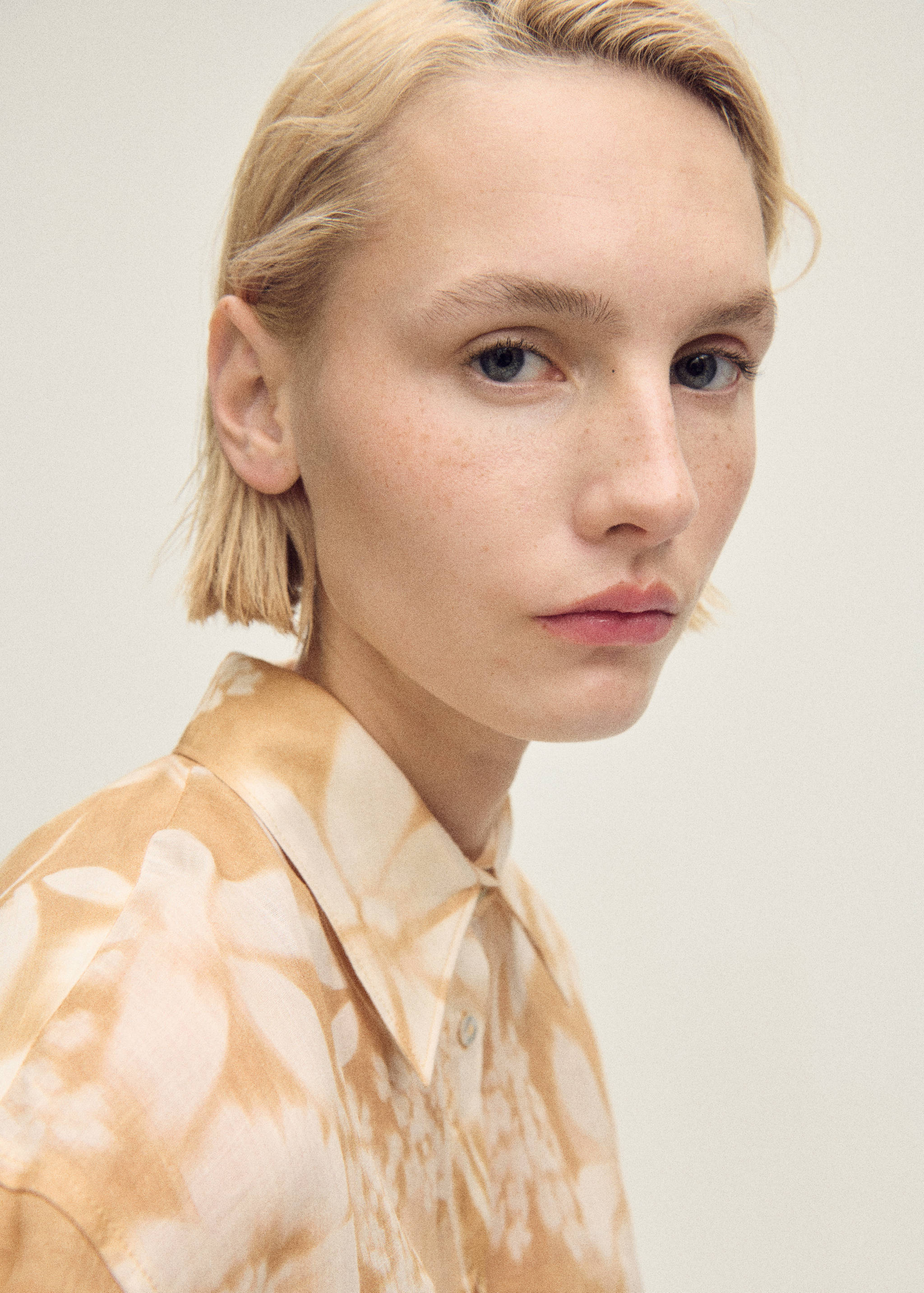 Ramie shirt with multi-position closure - Details of the article 6