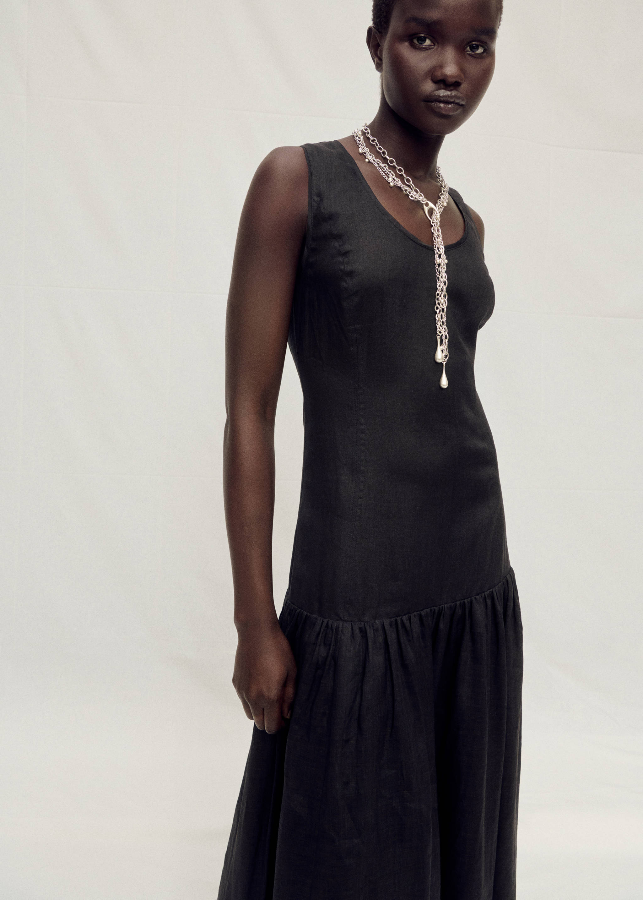 Λινό μακρύ φόρεμα με φάσα με σούρα - Μεσαίο πλάνο