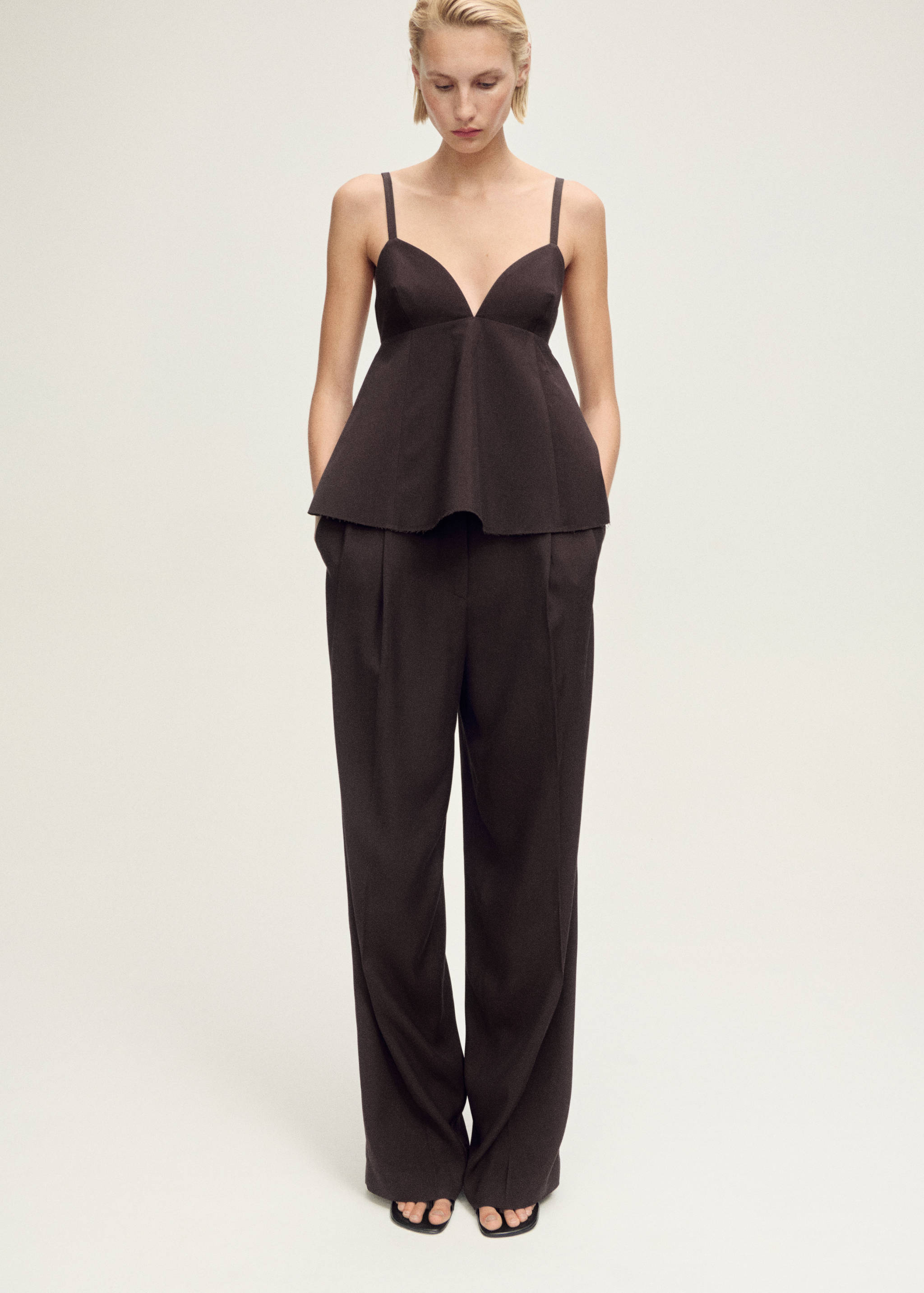 Ξώπλατο τοπ με V λαιμόκοψη - Γενικό πλάνο