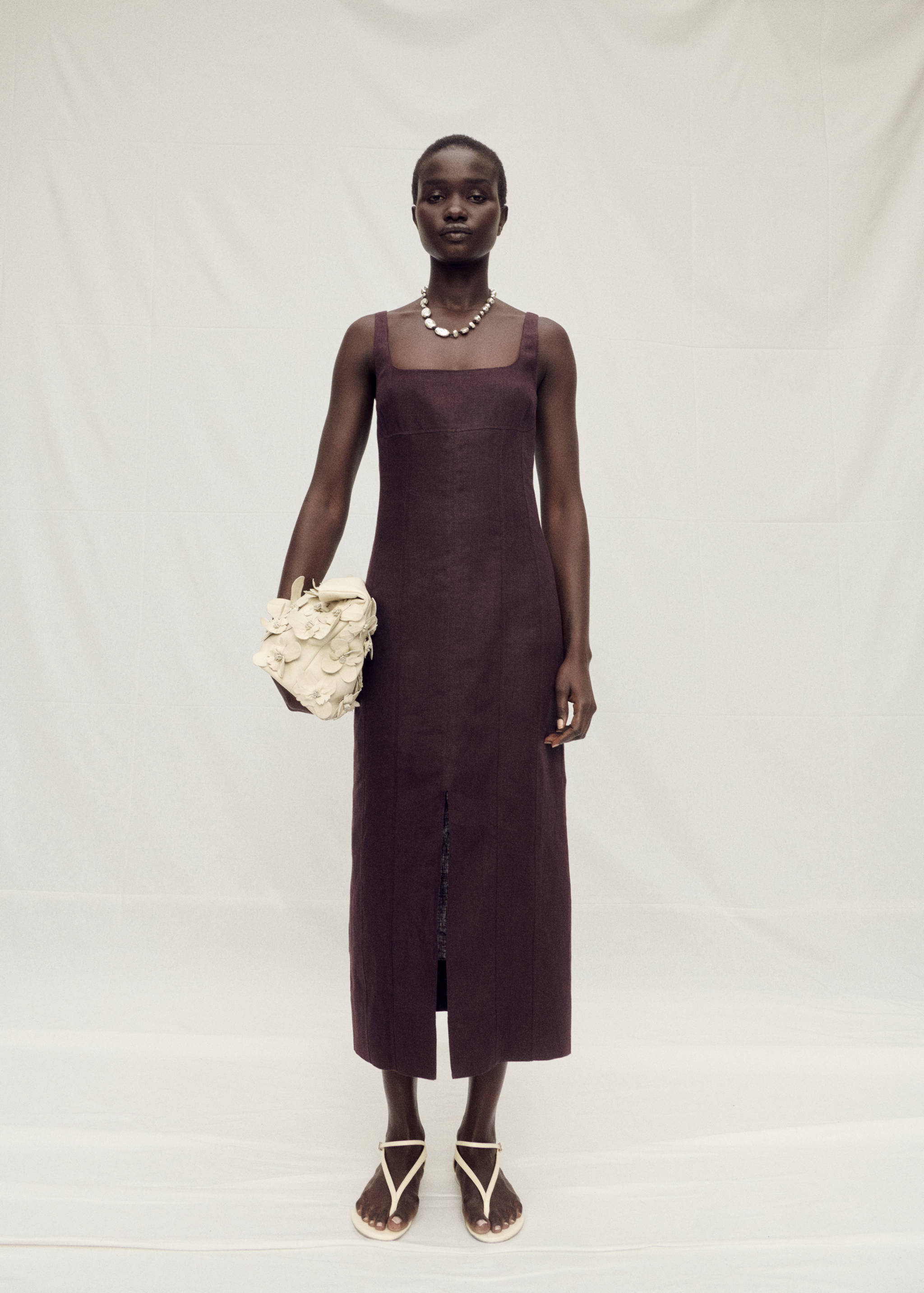 Vestido midi de linho com abertura - Plano geral