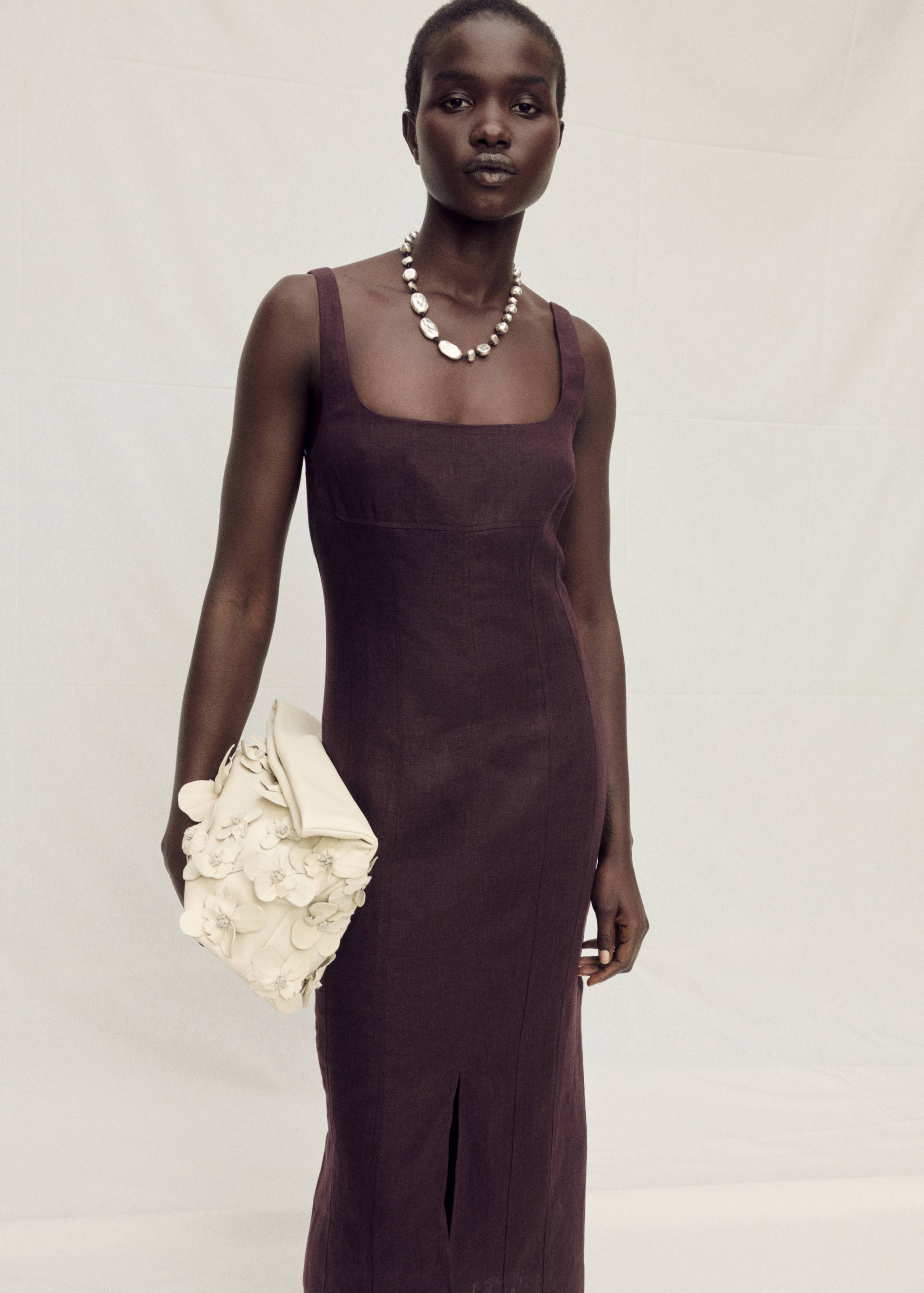 Vestido midi de linho com abertura - Plano médio