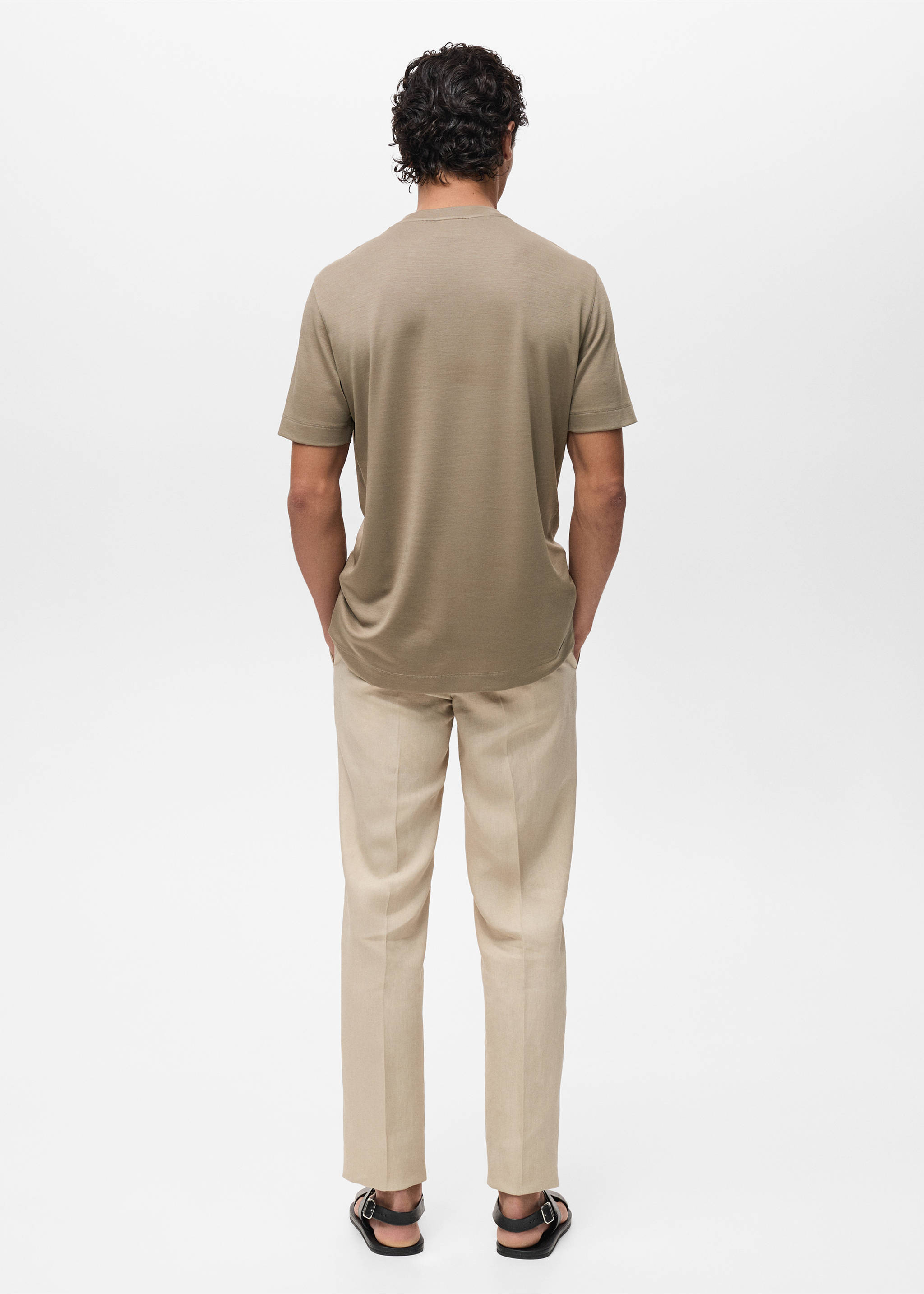 Camiseta verde oliva de manga corta desde la espalda, combinada con pantalones beige, Gris visón. Ref: 87087907-00.