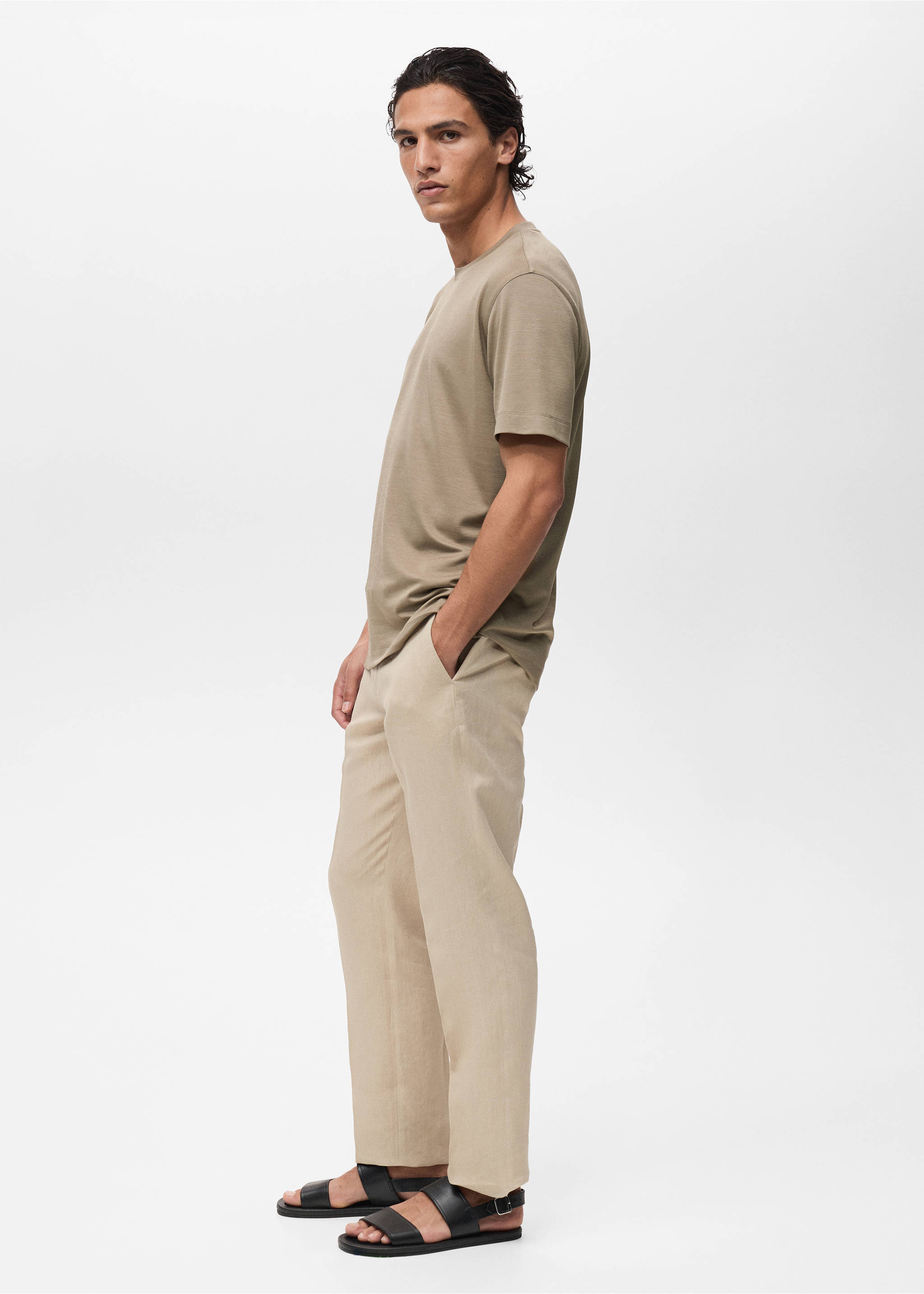 Camiseta kaki de manga corta con cuello redondo combinada con unos pantalones claros., Gris visón. Ref: 87087907-00.