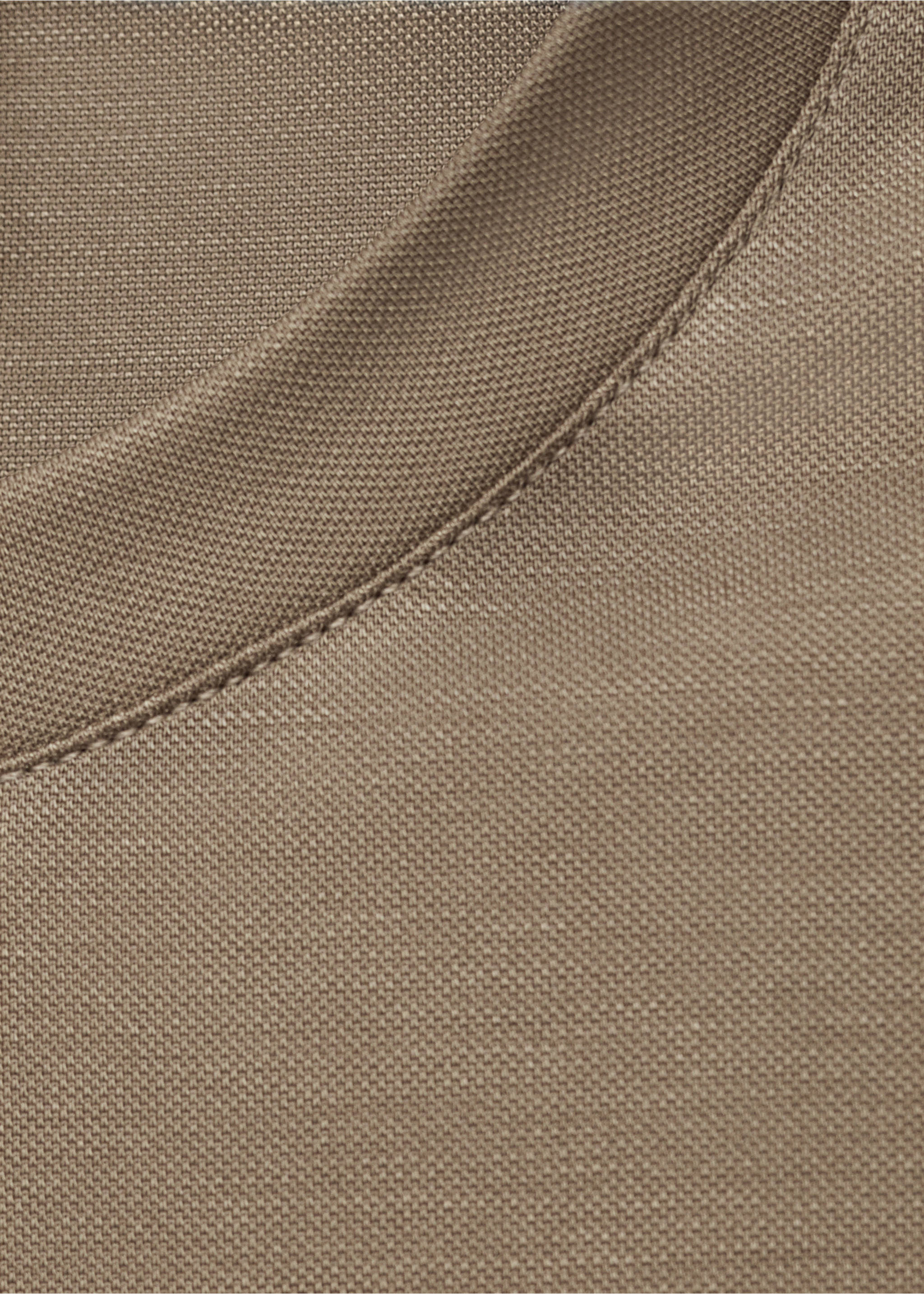 Primer plano de una camiseta marrón que muestra el cuello redondo y el tejido texturizado., Gris visón. Ref: 87087907-00.
