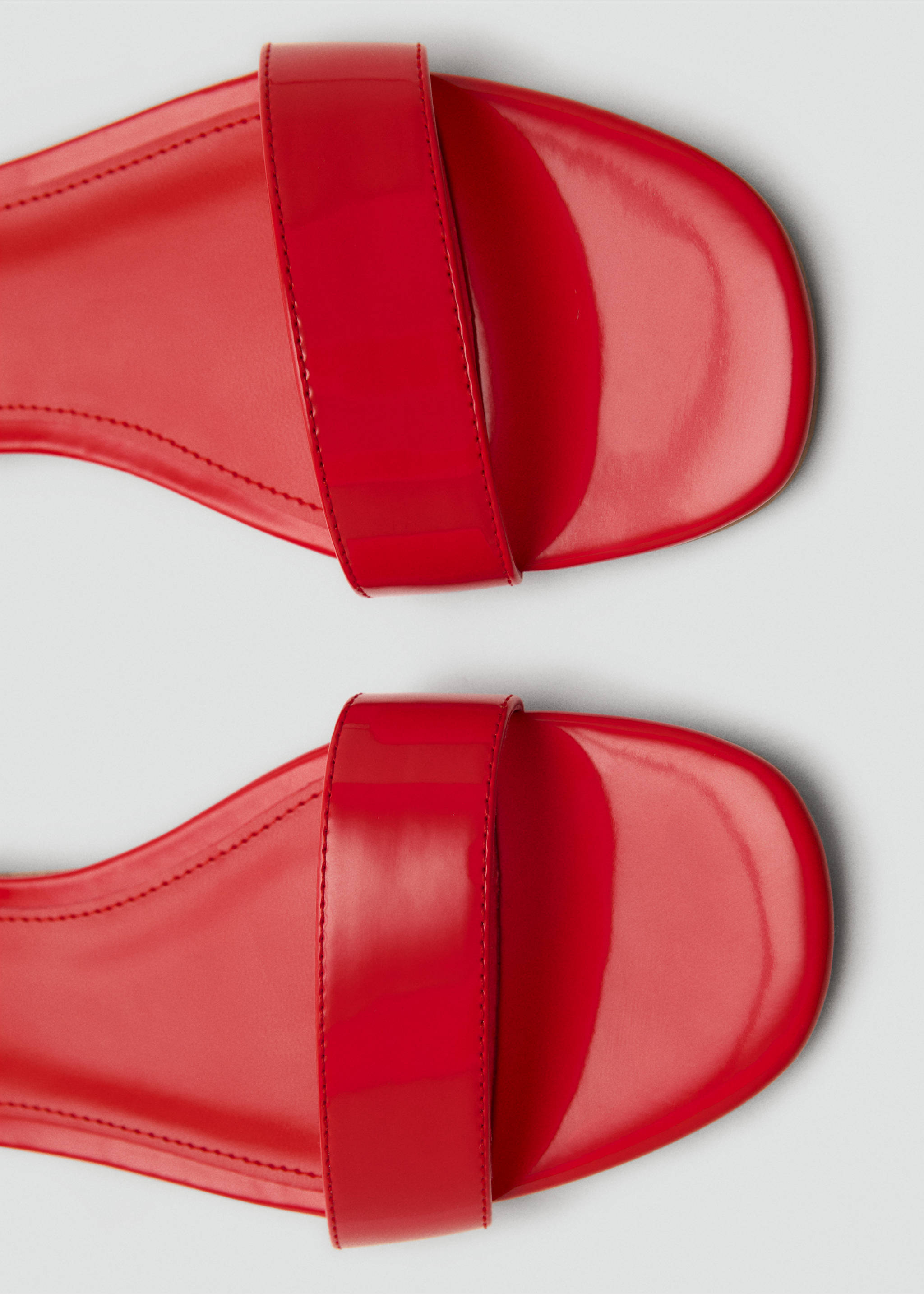Patent leather-effect flat sandals - Details of the article 2, Red. Ref: 87088258-00.