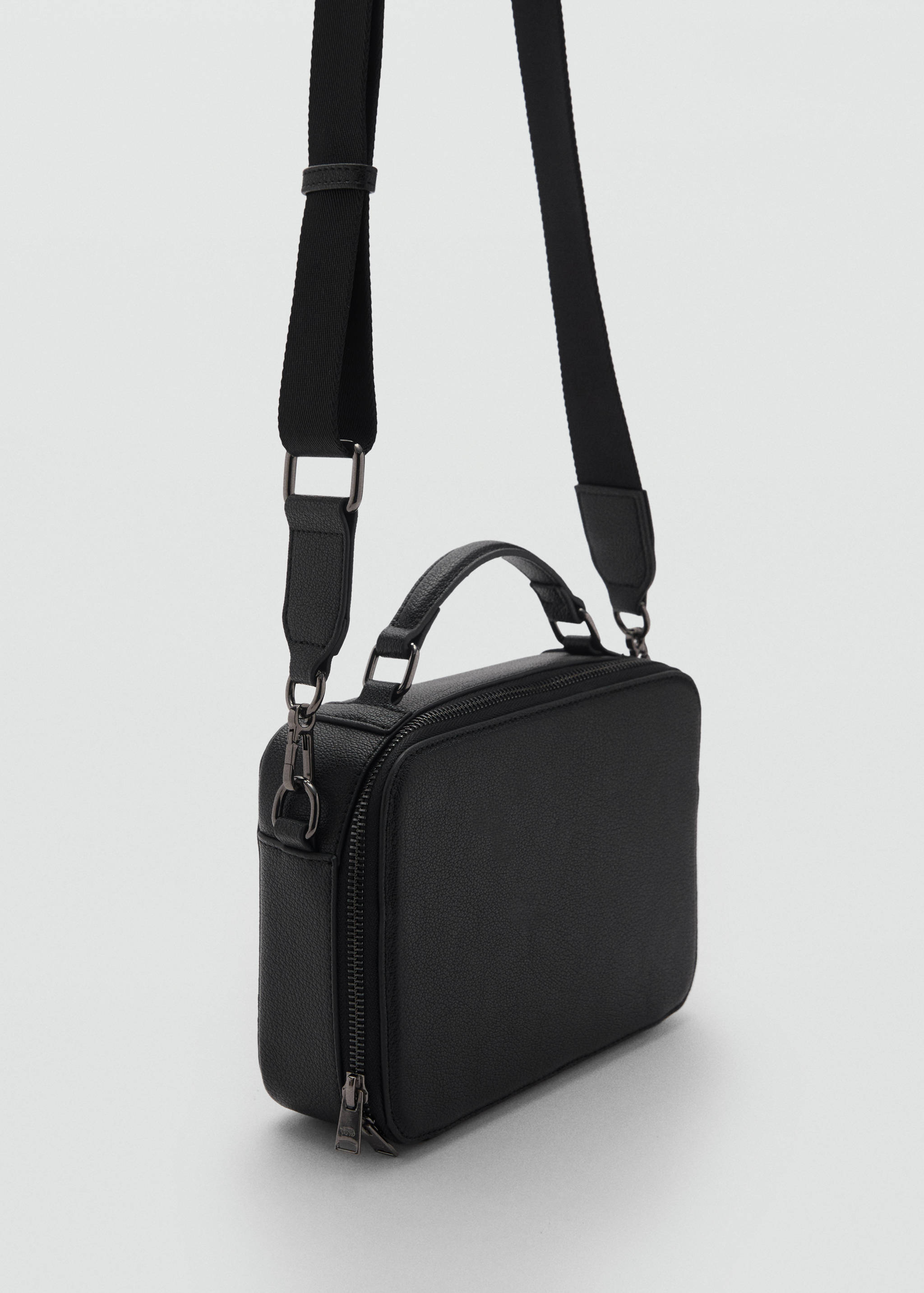 Bolso estilo maletín - Plano medio