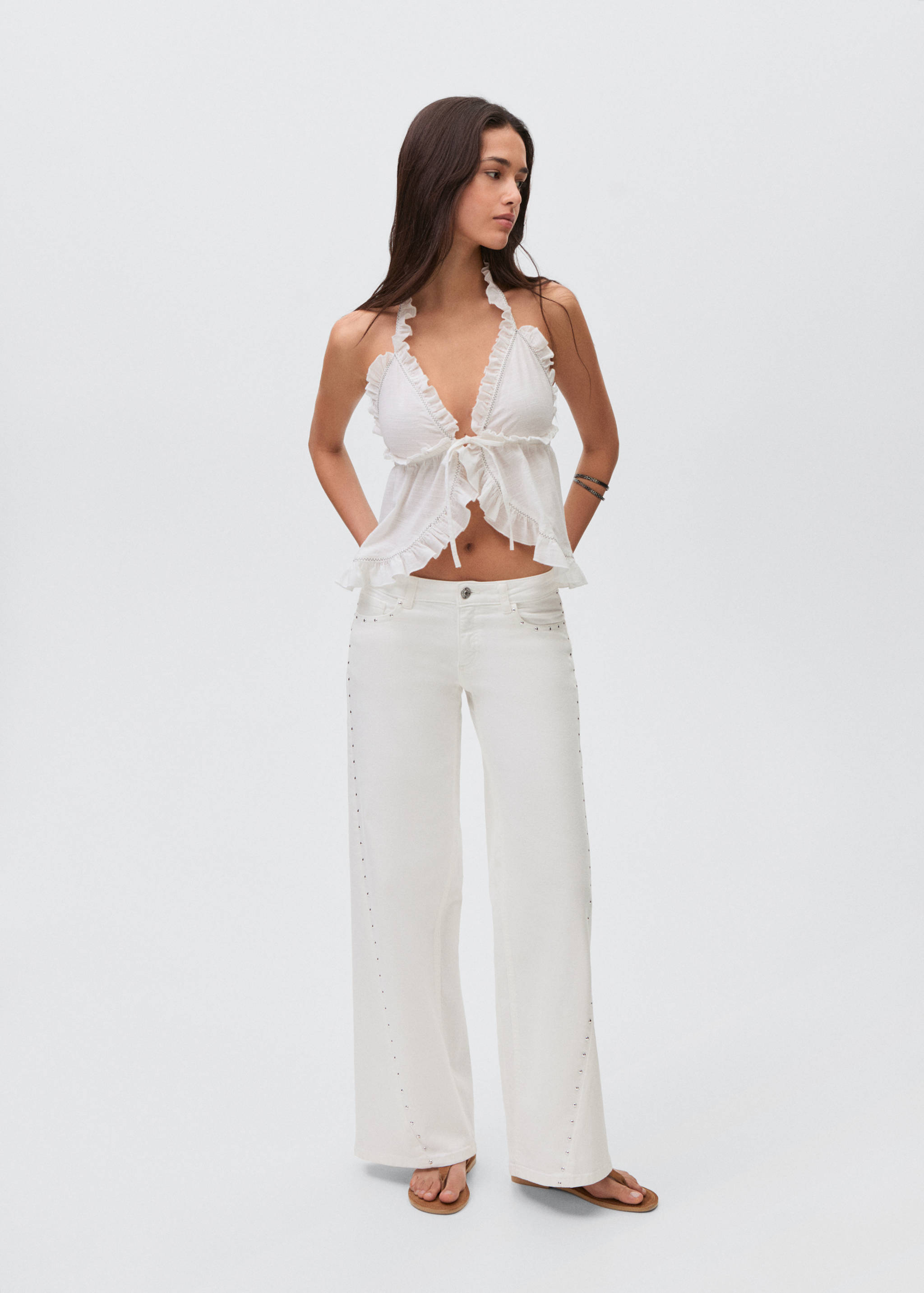 Calças de ganga de cintura baixa com tachas - Plano geral