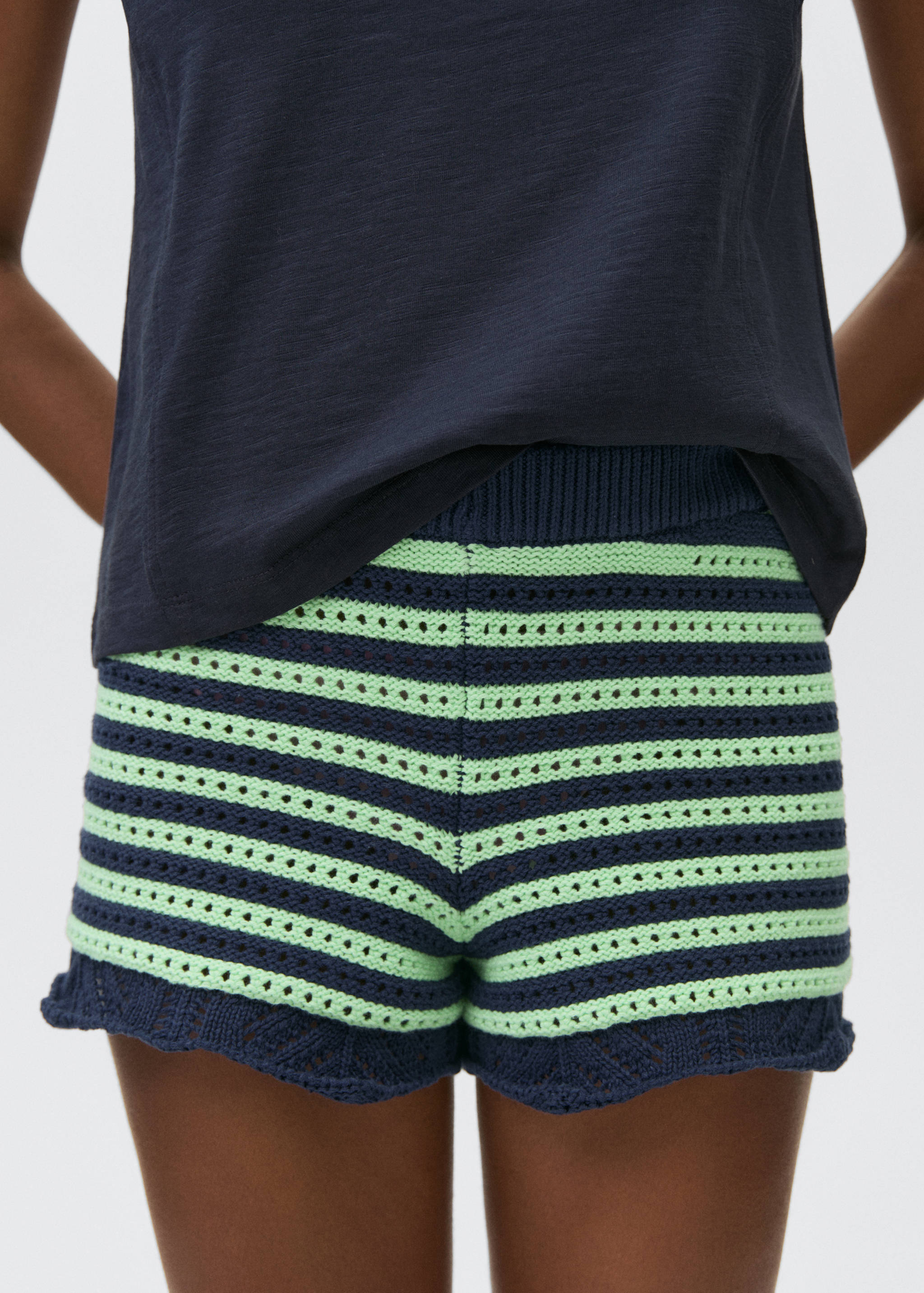 Contrasting crochet shorts - Medium plane