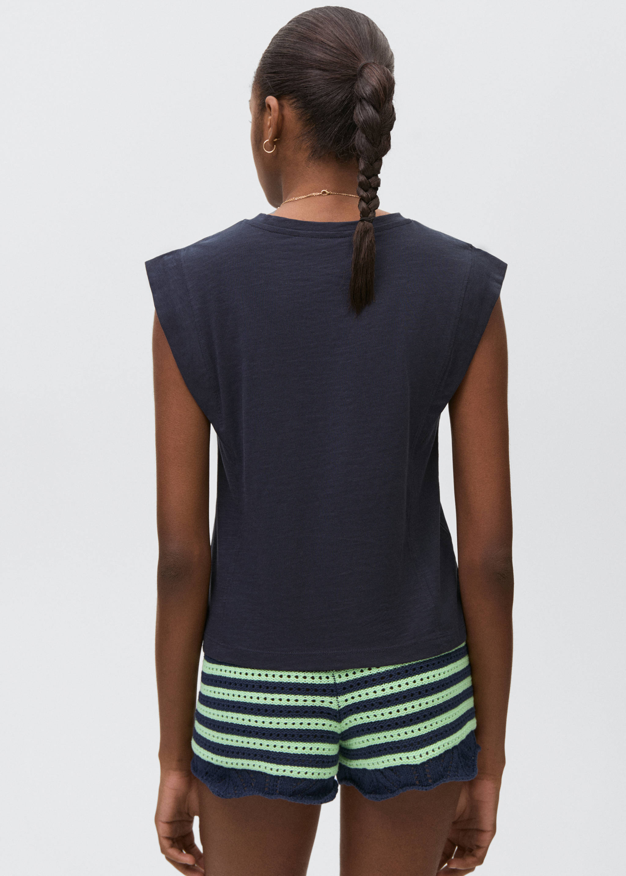 Contrasting crochet shorts - Reverse of the article