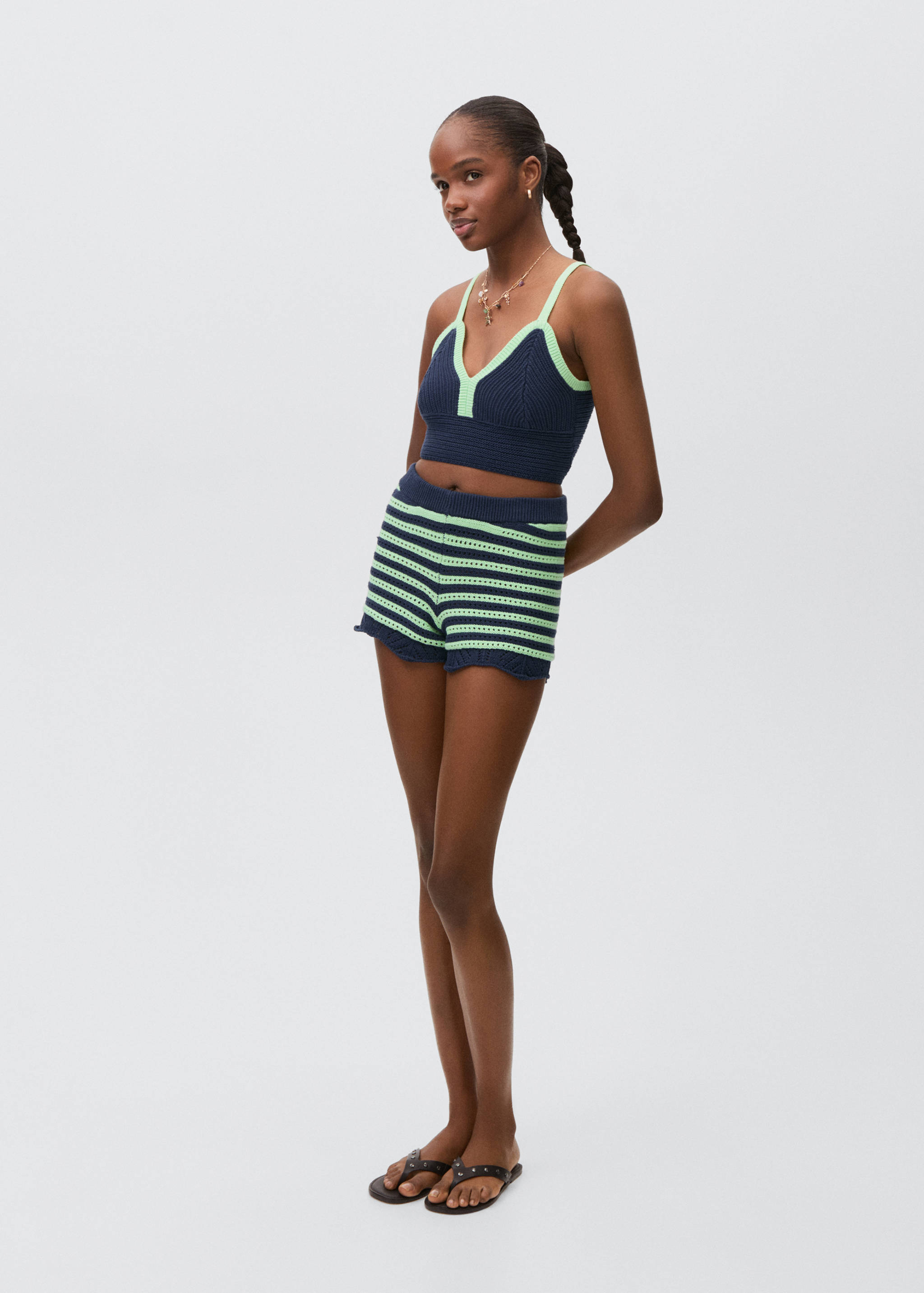 Contrasting crochet shorts - Details of the article 2