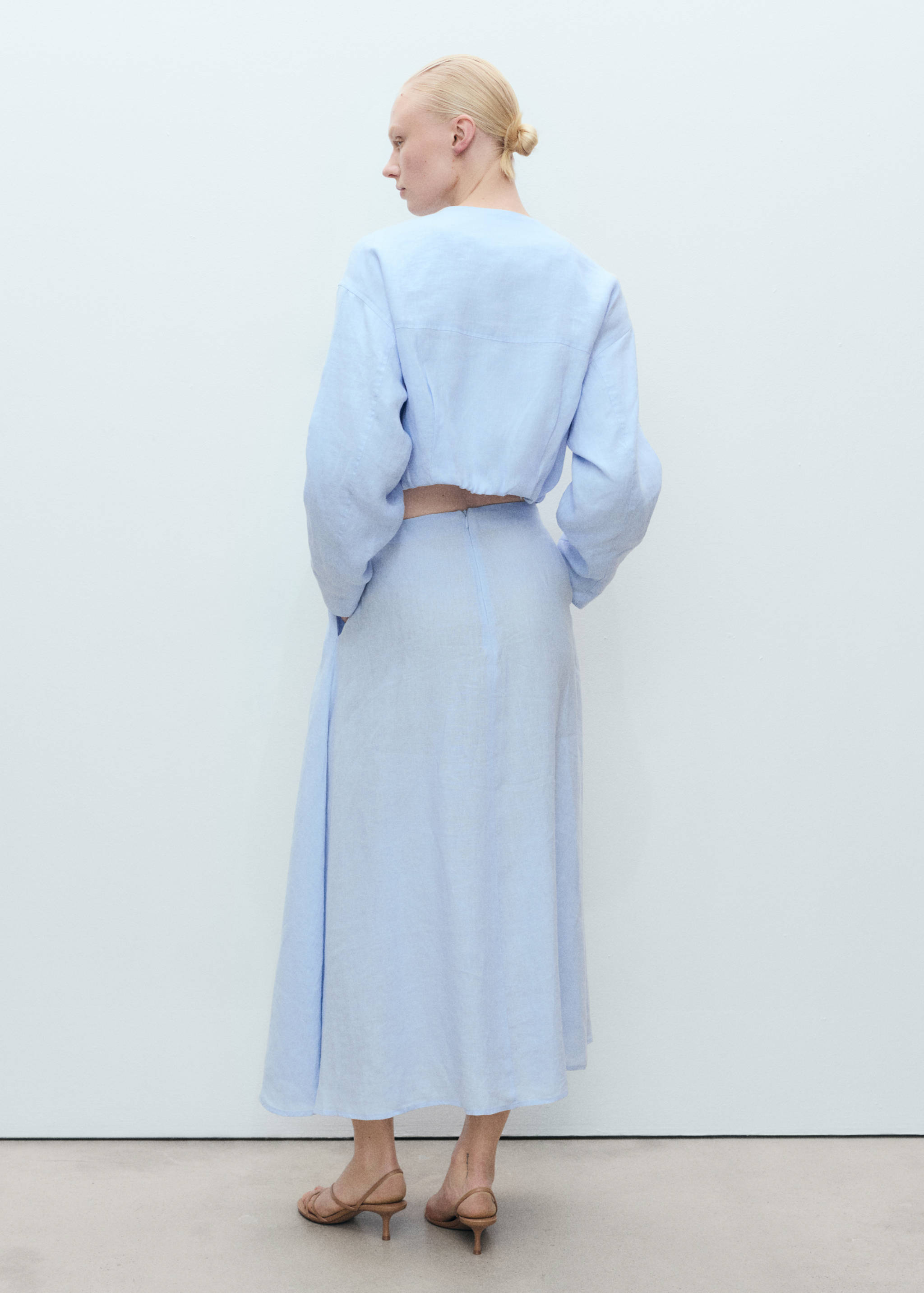 Saia de linho com pormenor de pregas - Verso do artigo