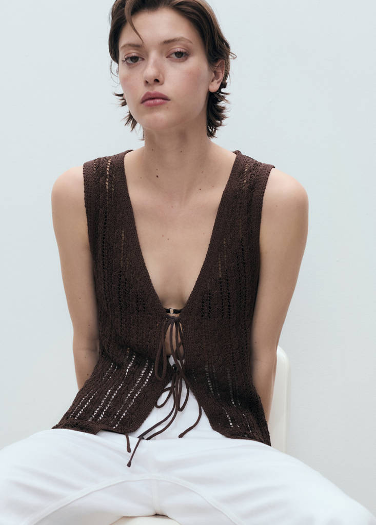 Openwork knitted waistcoat with bow closure — Chocolate