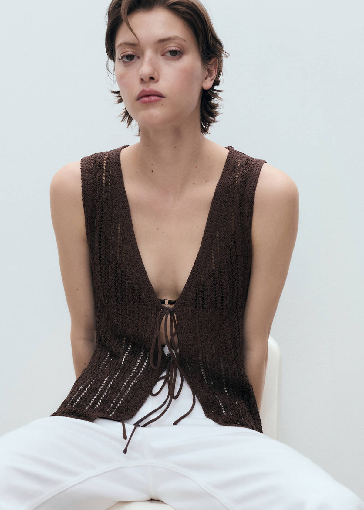 Openwork knitted waistcoat with bow closure — Chocolate