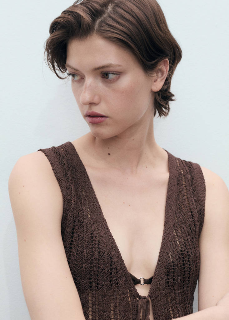 Openwork knitted waistcoat with bow closure — Chocolate