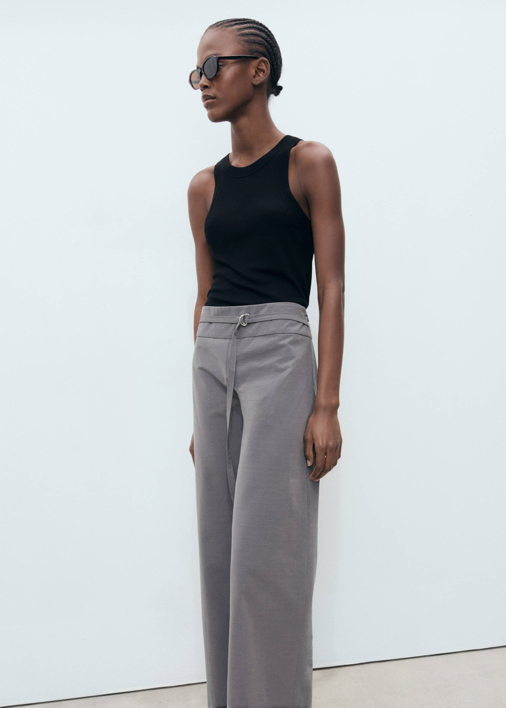 Gerade Hose mit schmalem Gürtel - Mittlere Ansicht