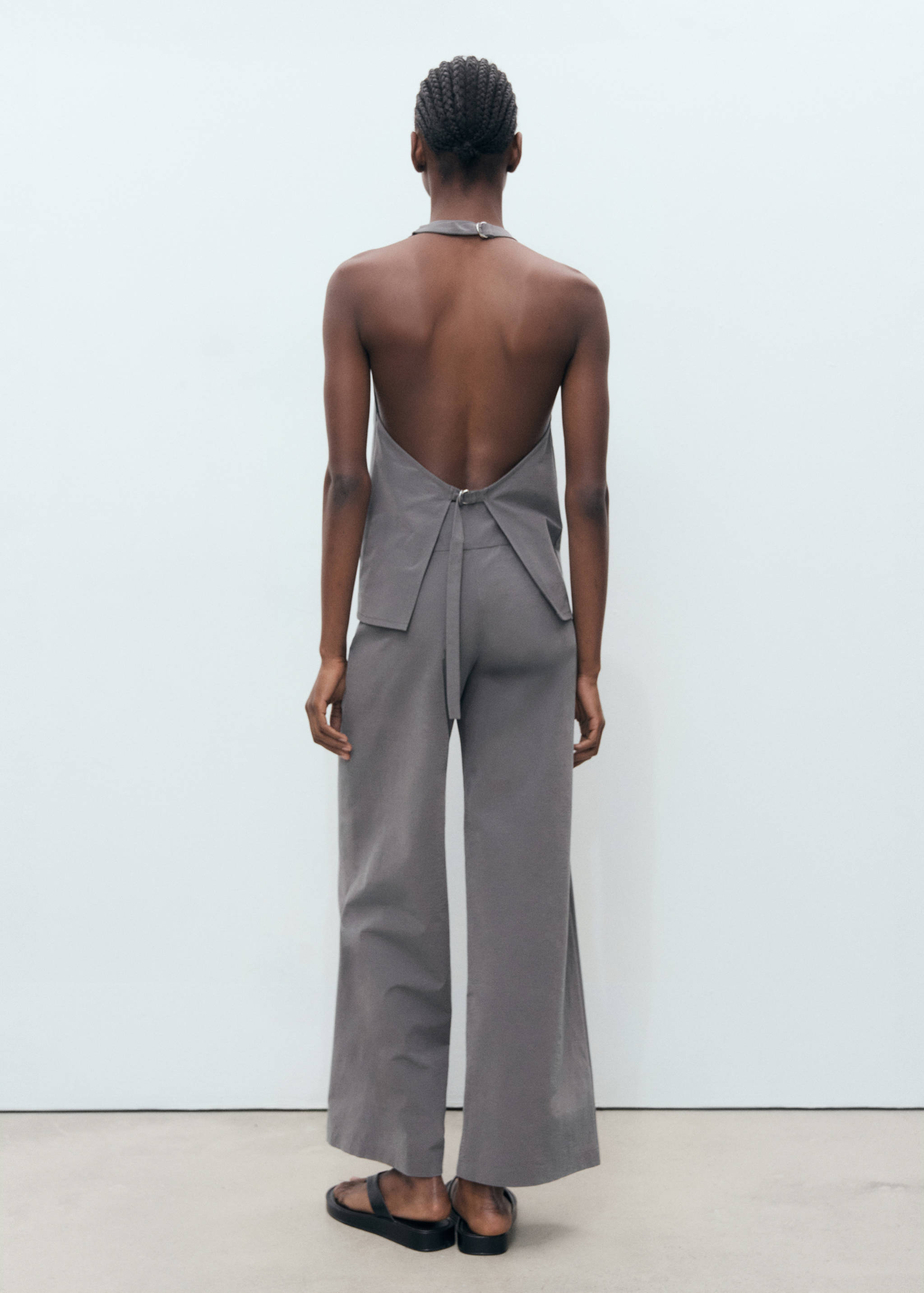 Gerade Hose mit schmalem Gürtel - Rückseite des Artikels