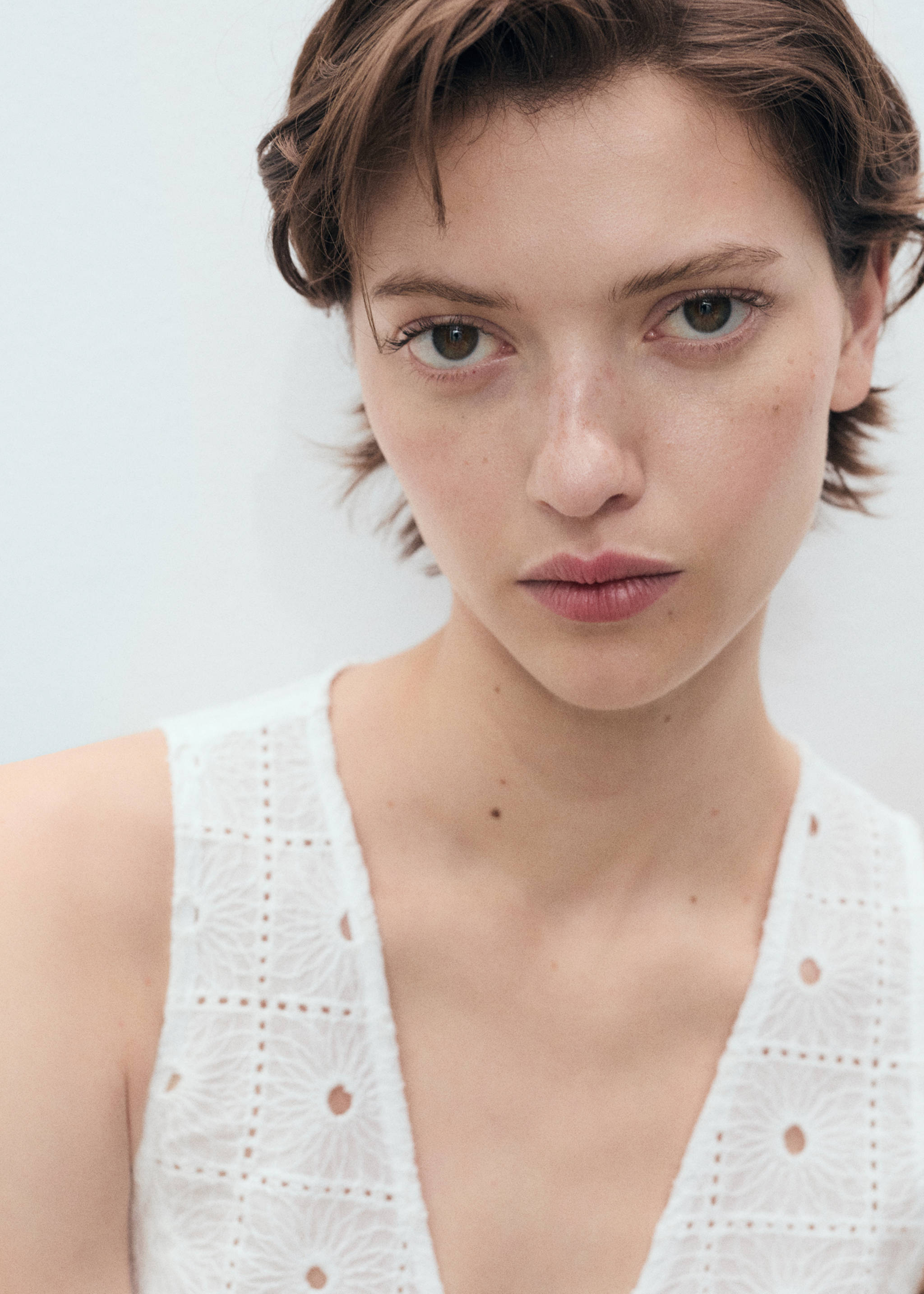 Embroidered cotton vest with bows - Details of the article 1