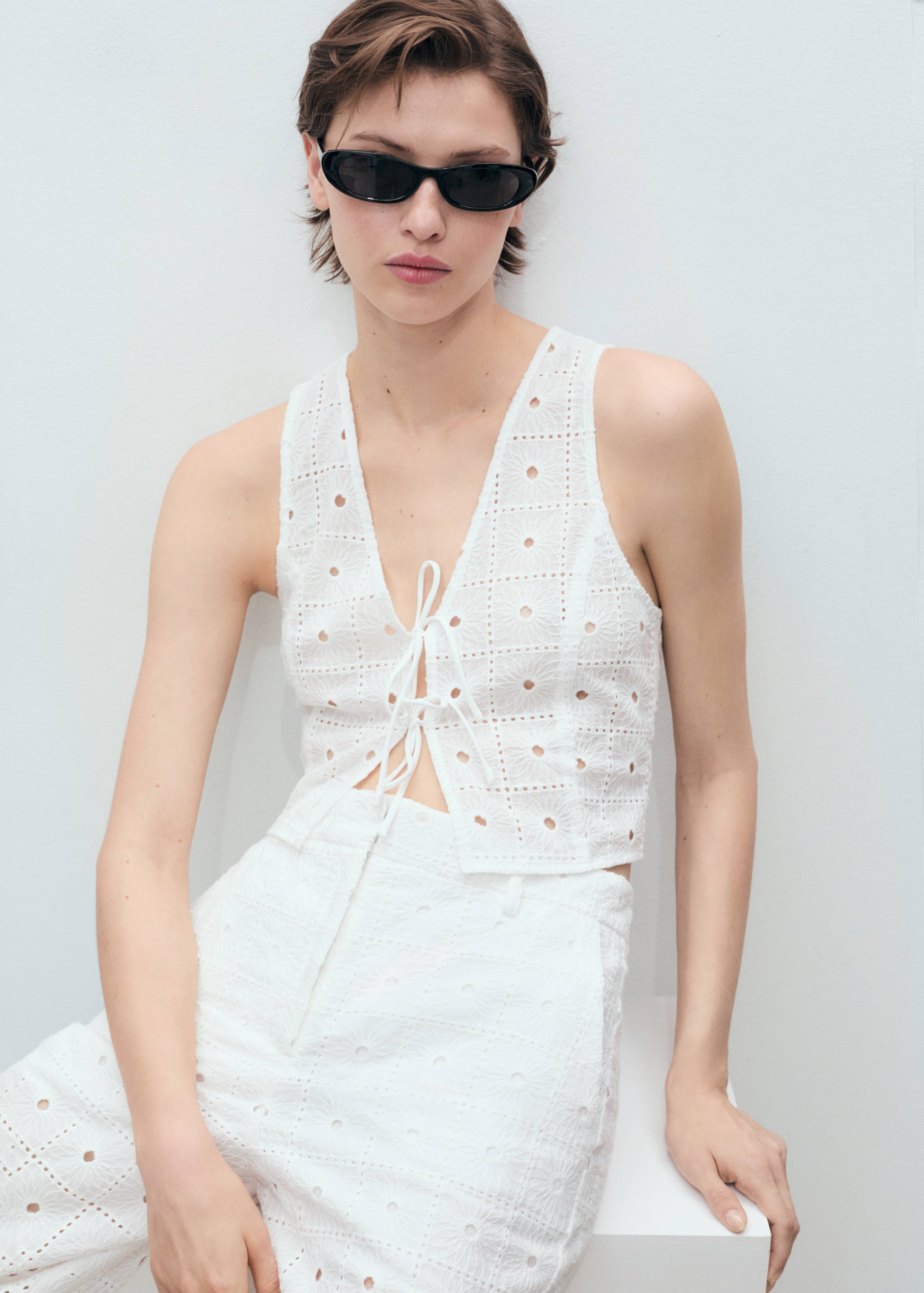 Embroidered cotton vest with bows - Details of the article 2