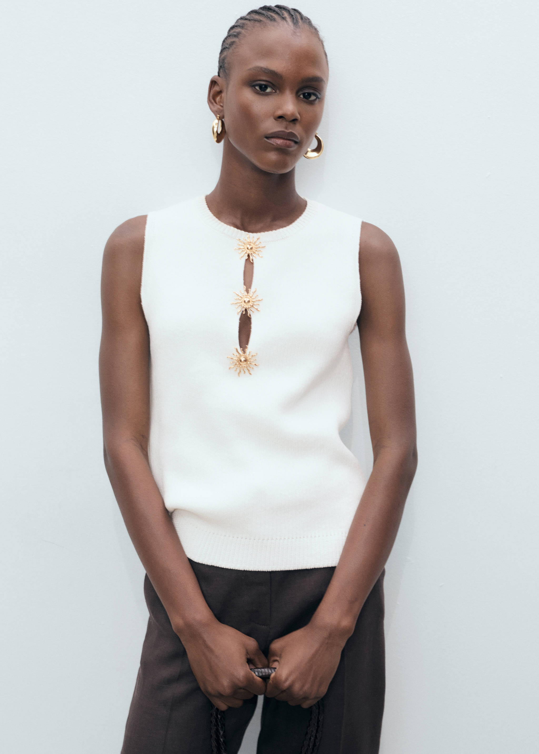 Strikket topp med solsmykke-knapper - Halvtotal bildeutsnitt