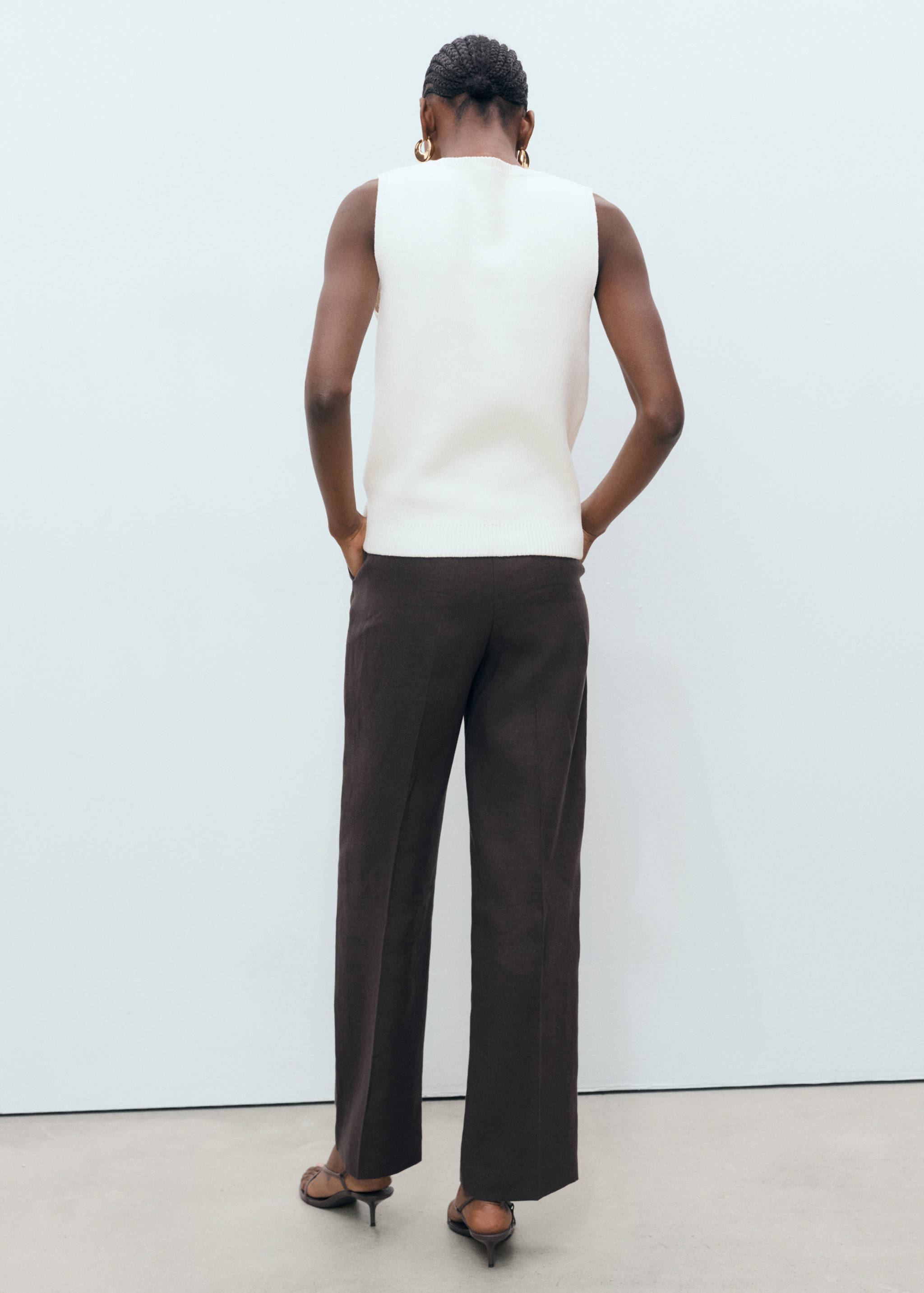 Strikket topp med solsmykke-knapper - Baksiden av artikkelen