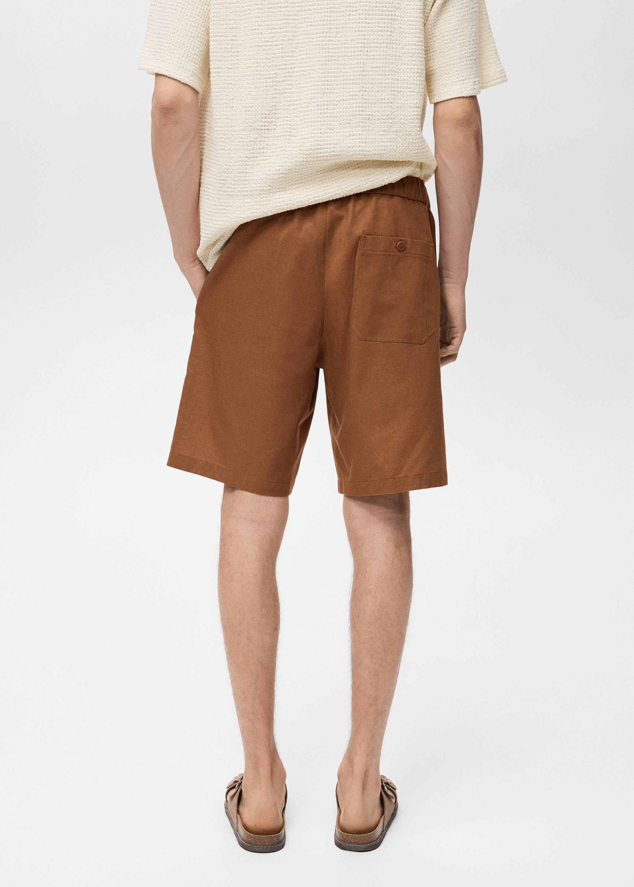 Bermudas marrones con cintura elástica y bolsillo trasero, vista posterior.