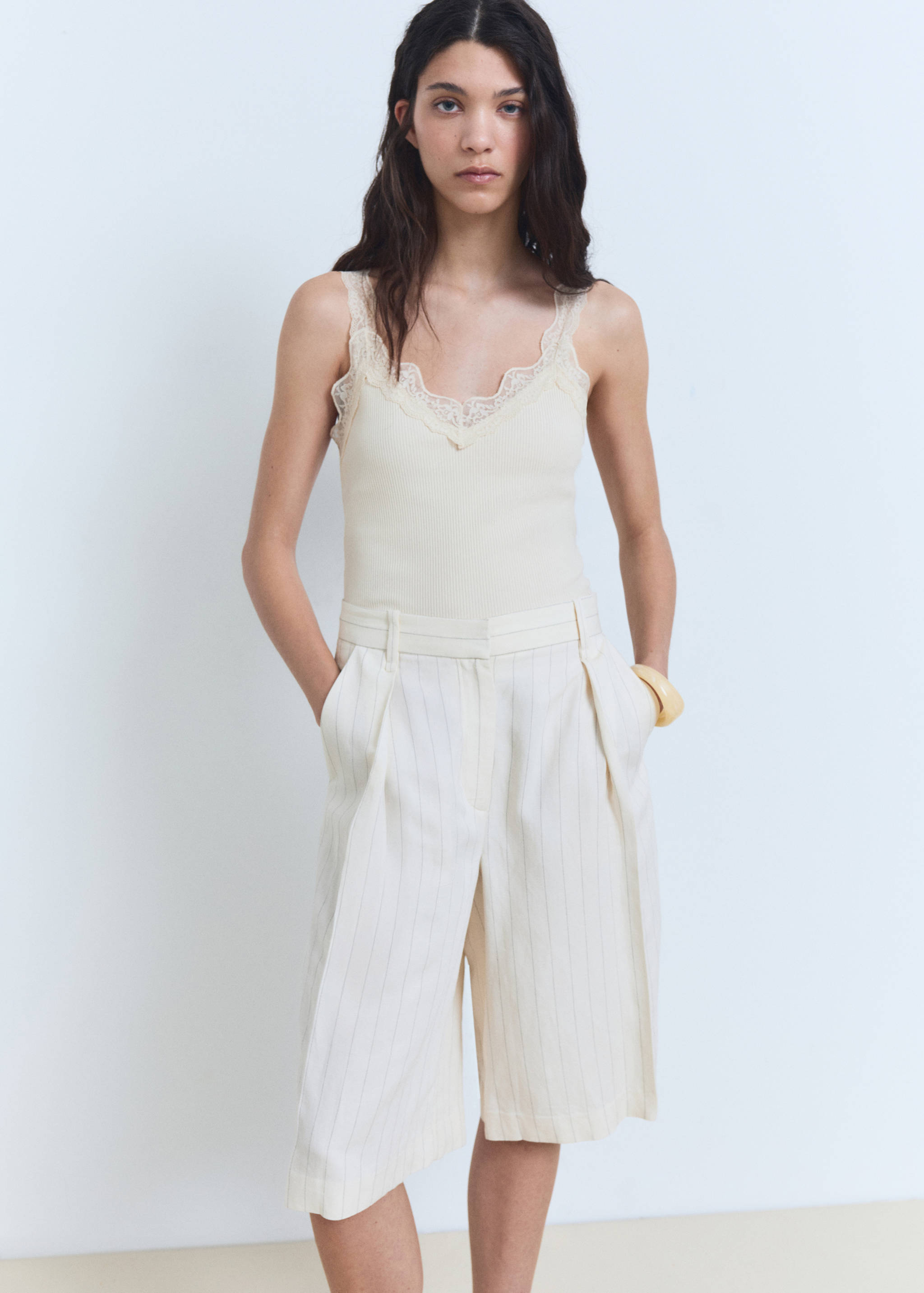 Fitted top with lace neckline - Medium plane