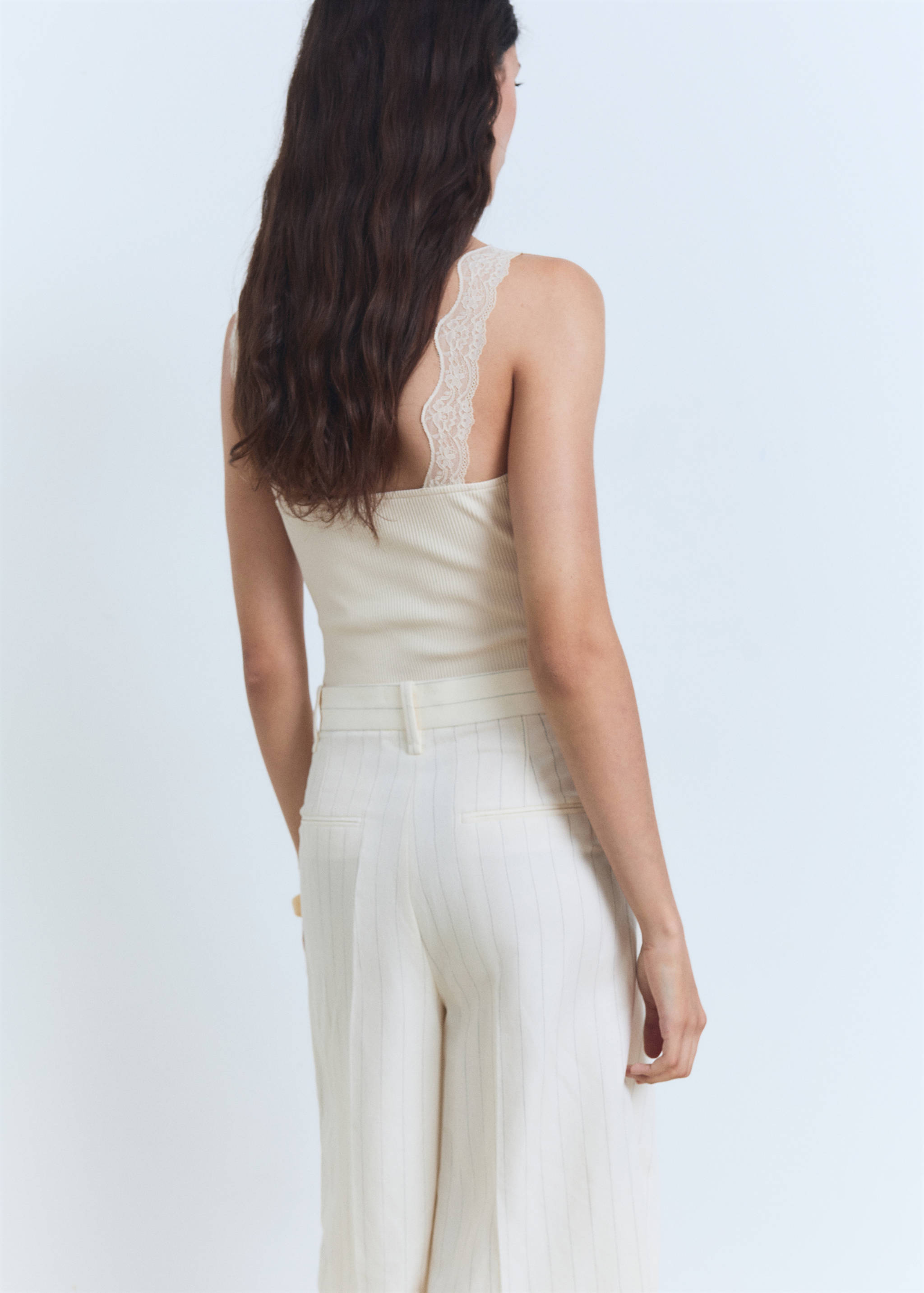 Fitted top with lace neckline - Reverse of the article