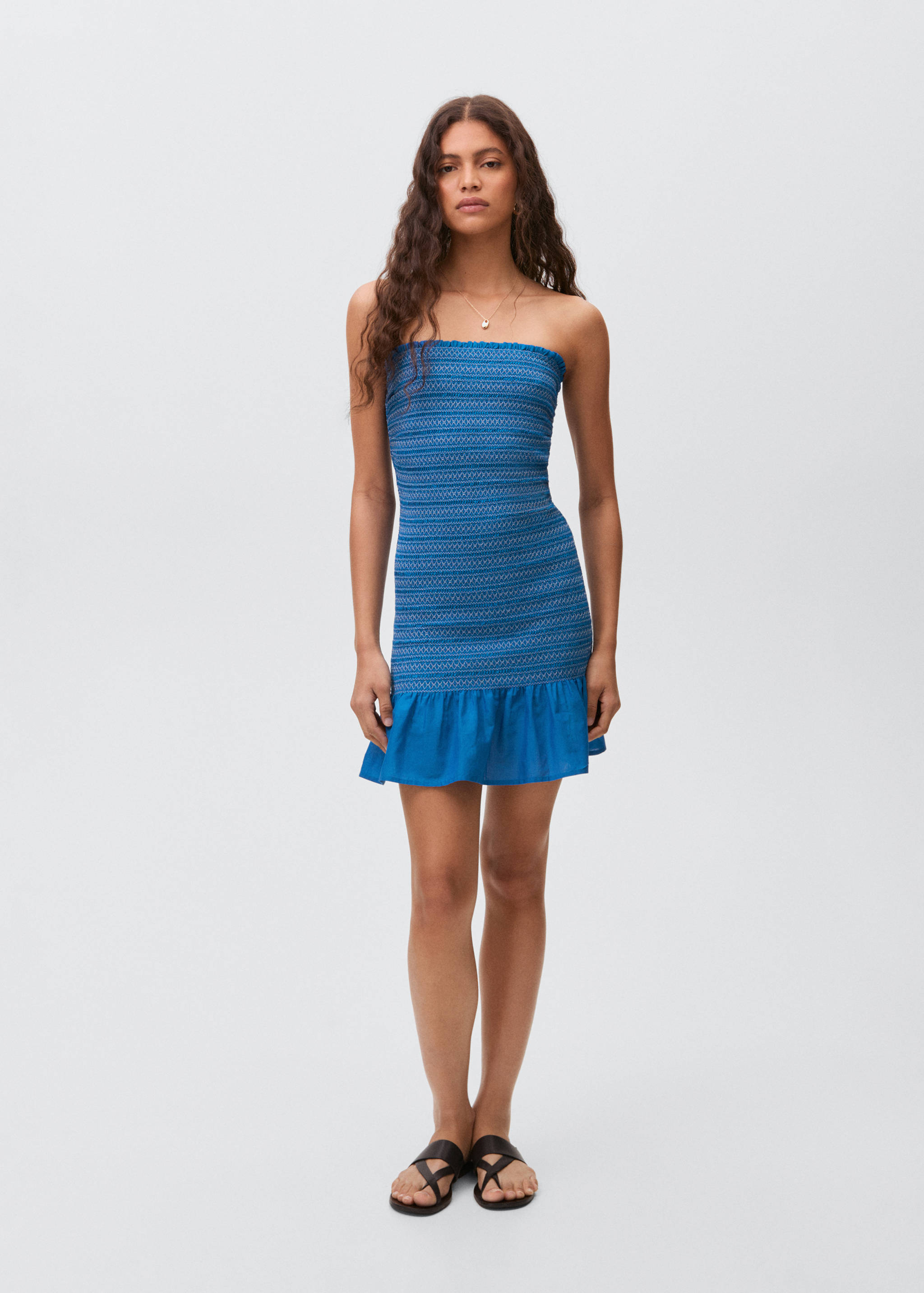 Vestido bordado volante - Plano general