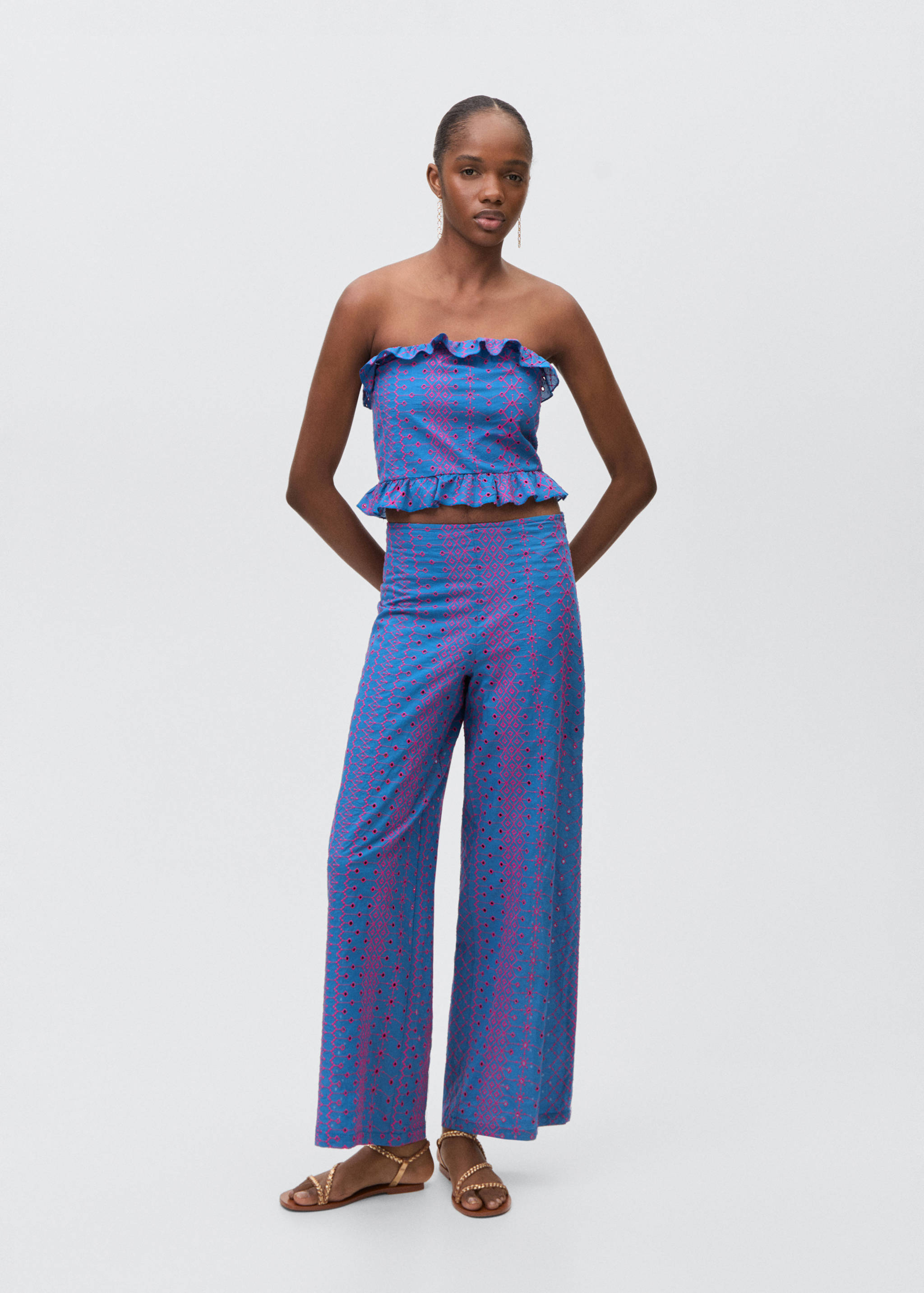 Pants with contrasting Swiss embroidery - General plane
