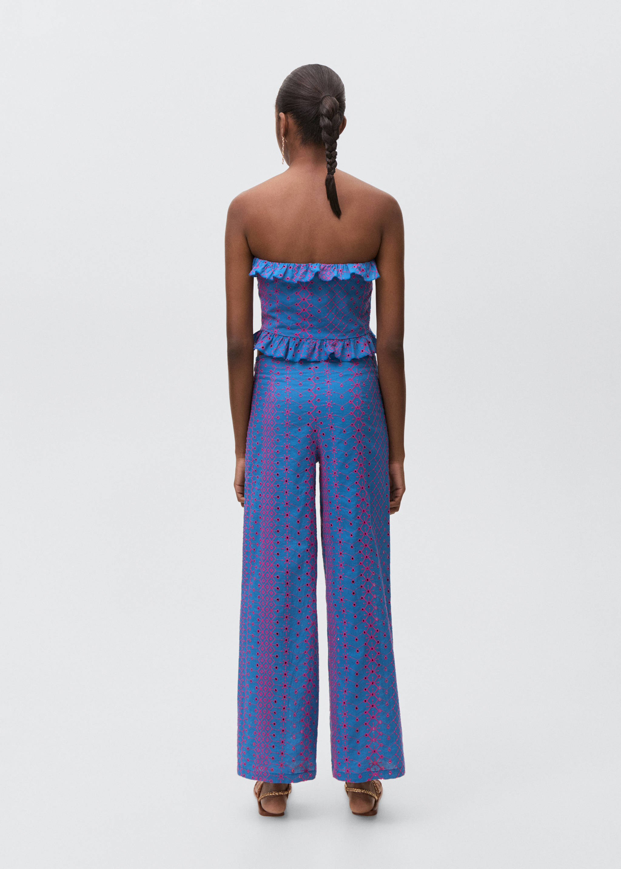 Pants with contrasting Swiss embroidery - Reverse of the article