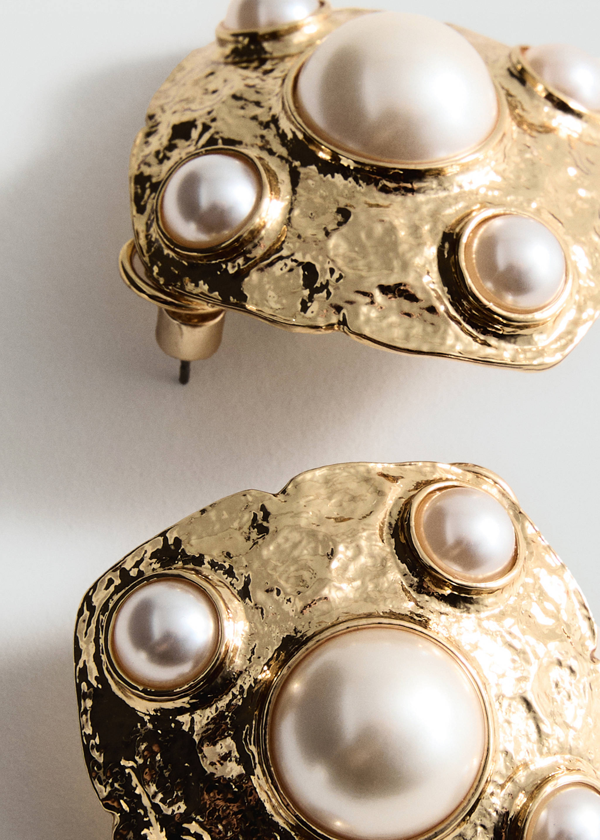 Textured earrings with pearl ornament - Medium plane