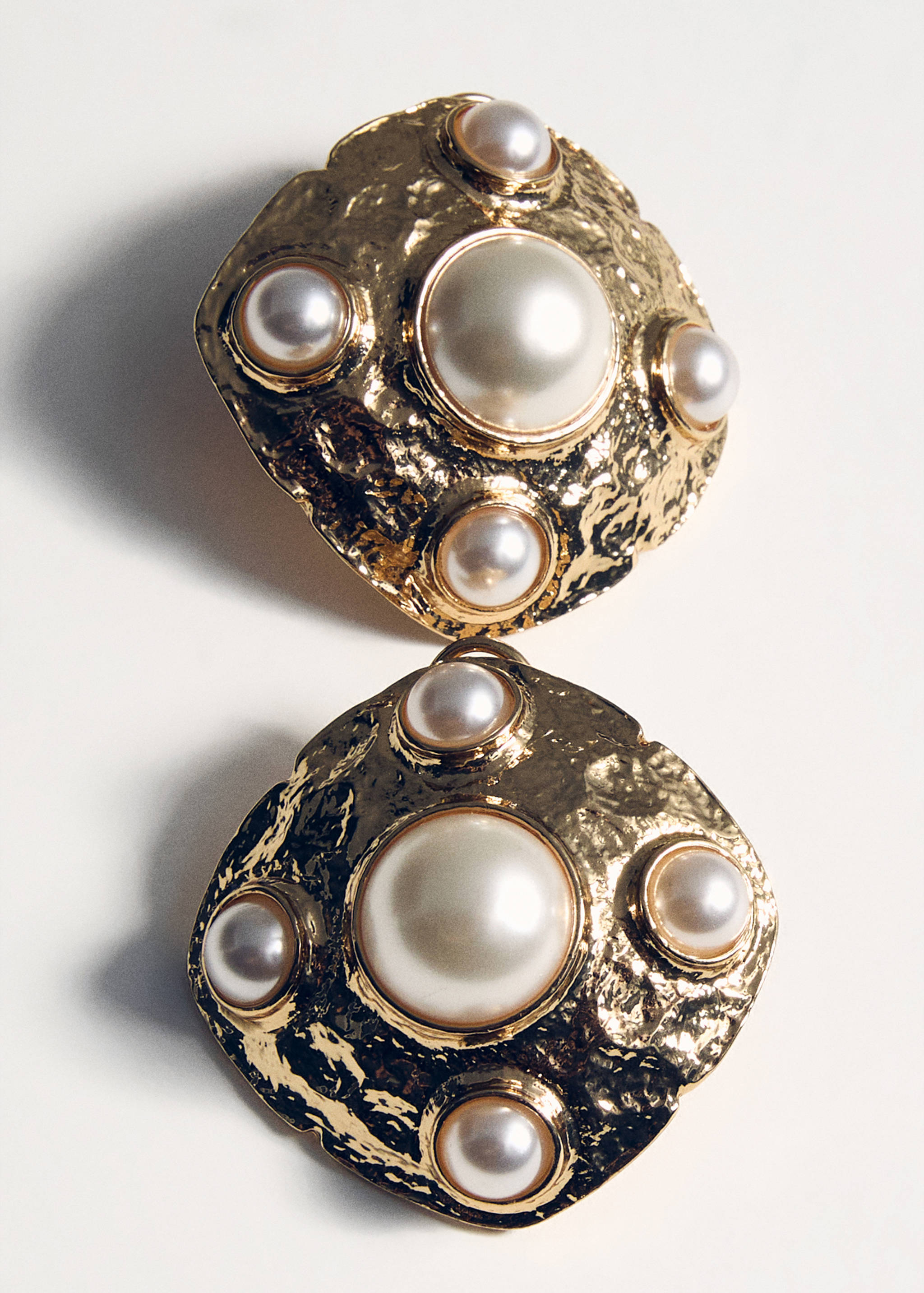 Textured earrings with pearl ornament - Details of the article 5