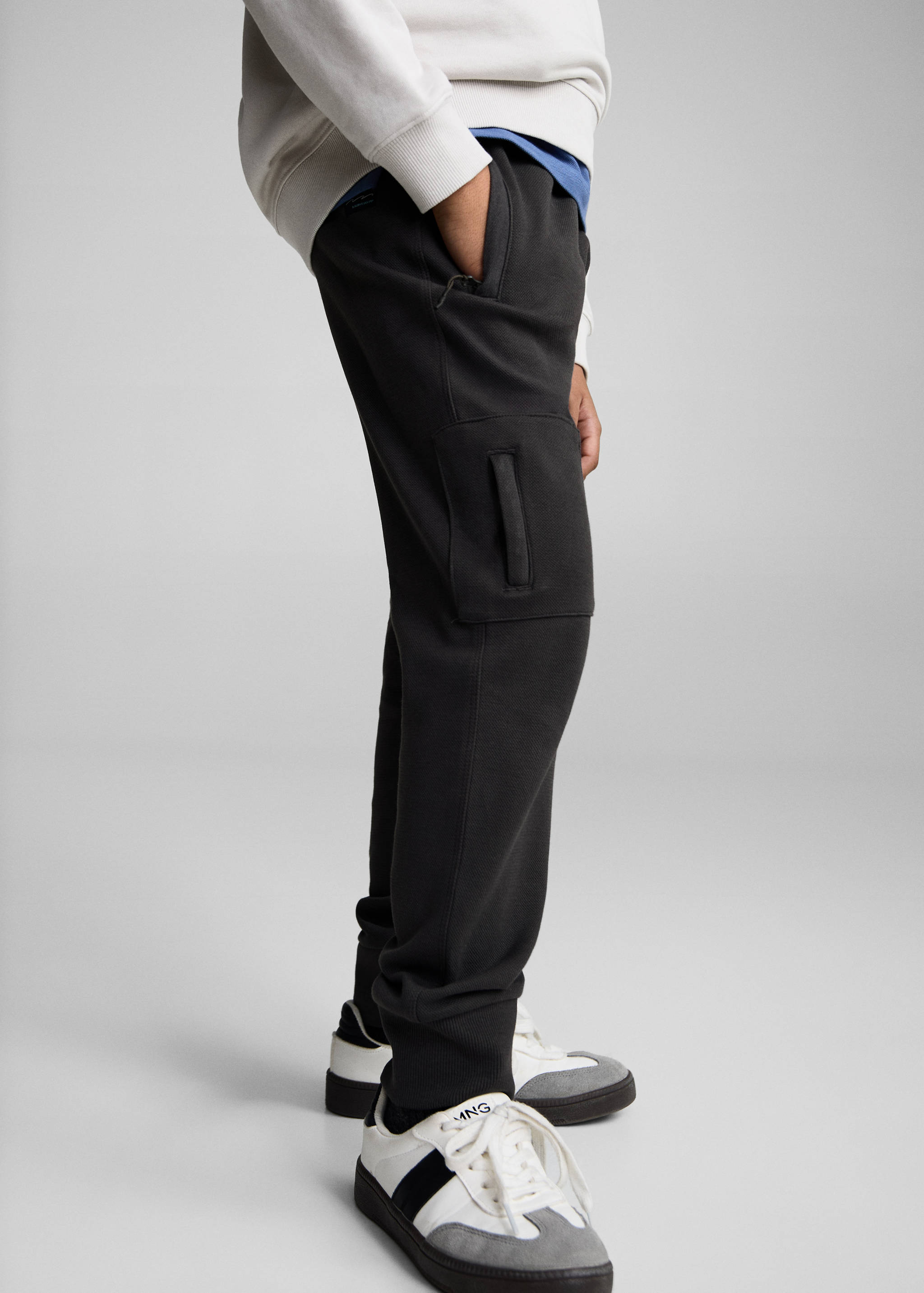 Брюки джоггеры с эластичным поясом - Средний план