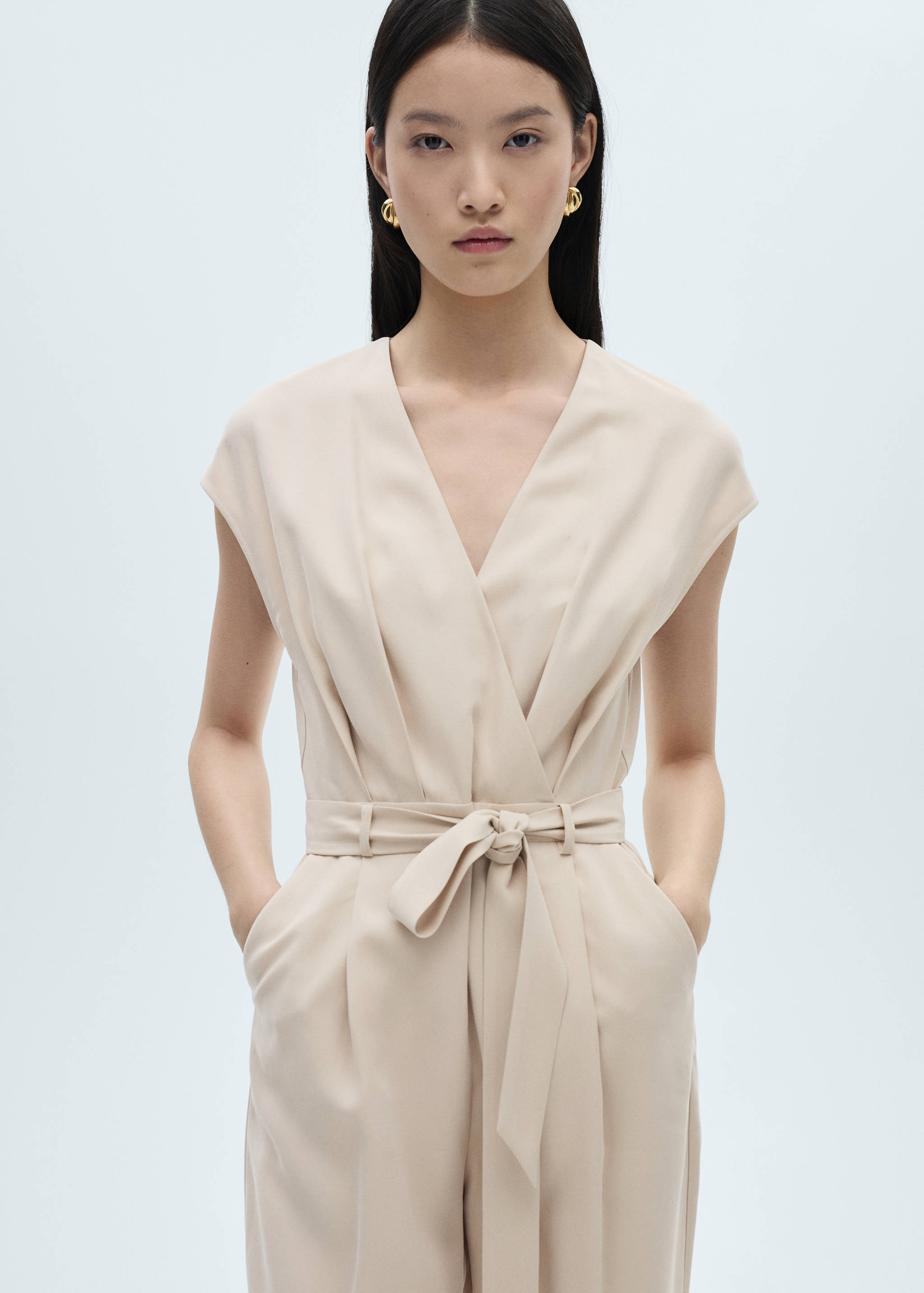 Комбинезон с запахом и поясом - Средний план