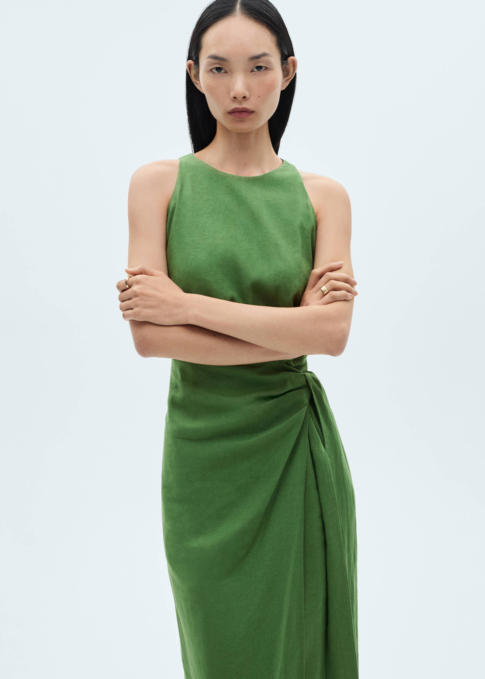 Vestido de linho com saia páreo - Plano médio