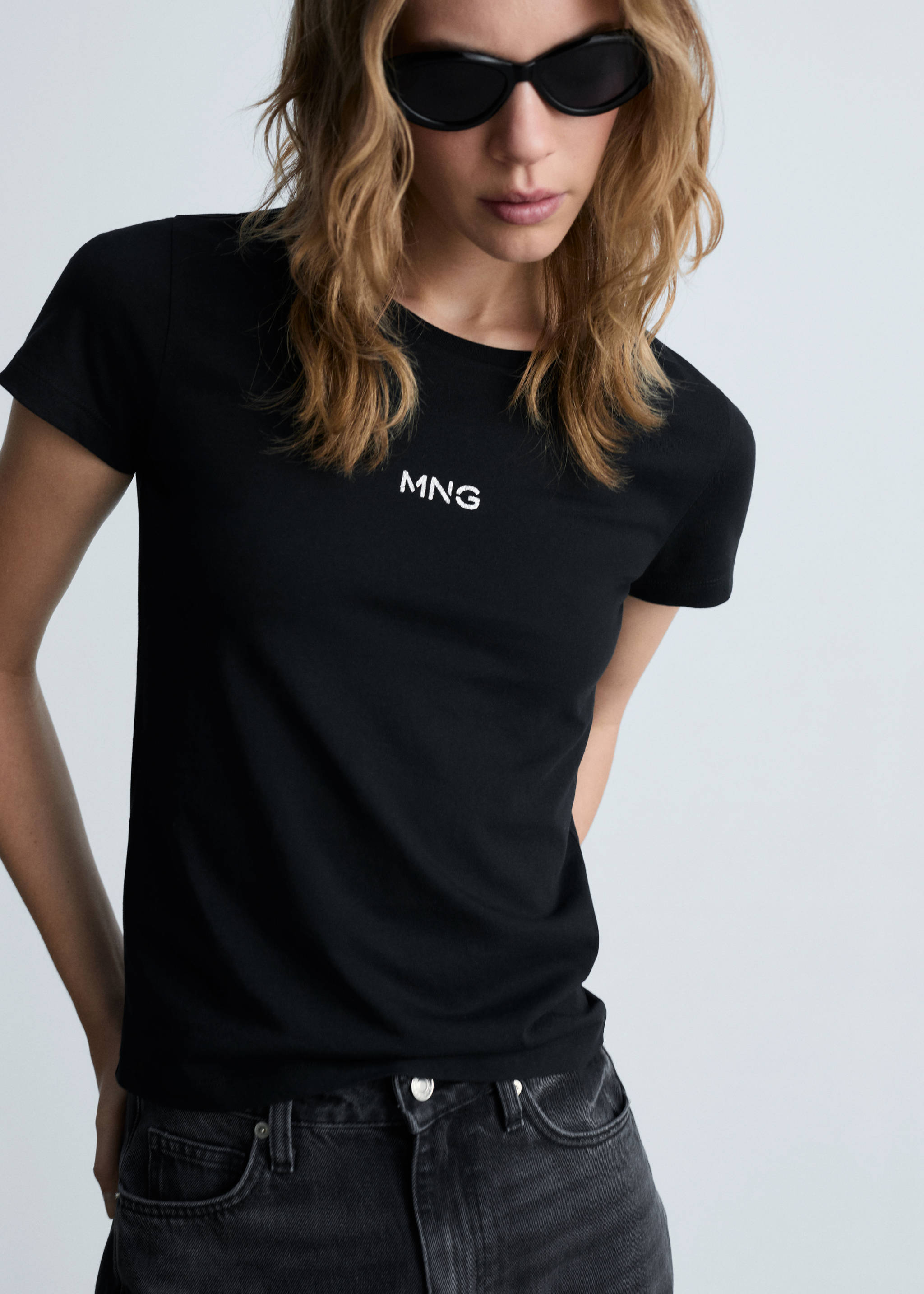 Хлопковая майка с логотипом - Средний план