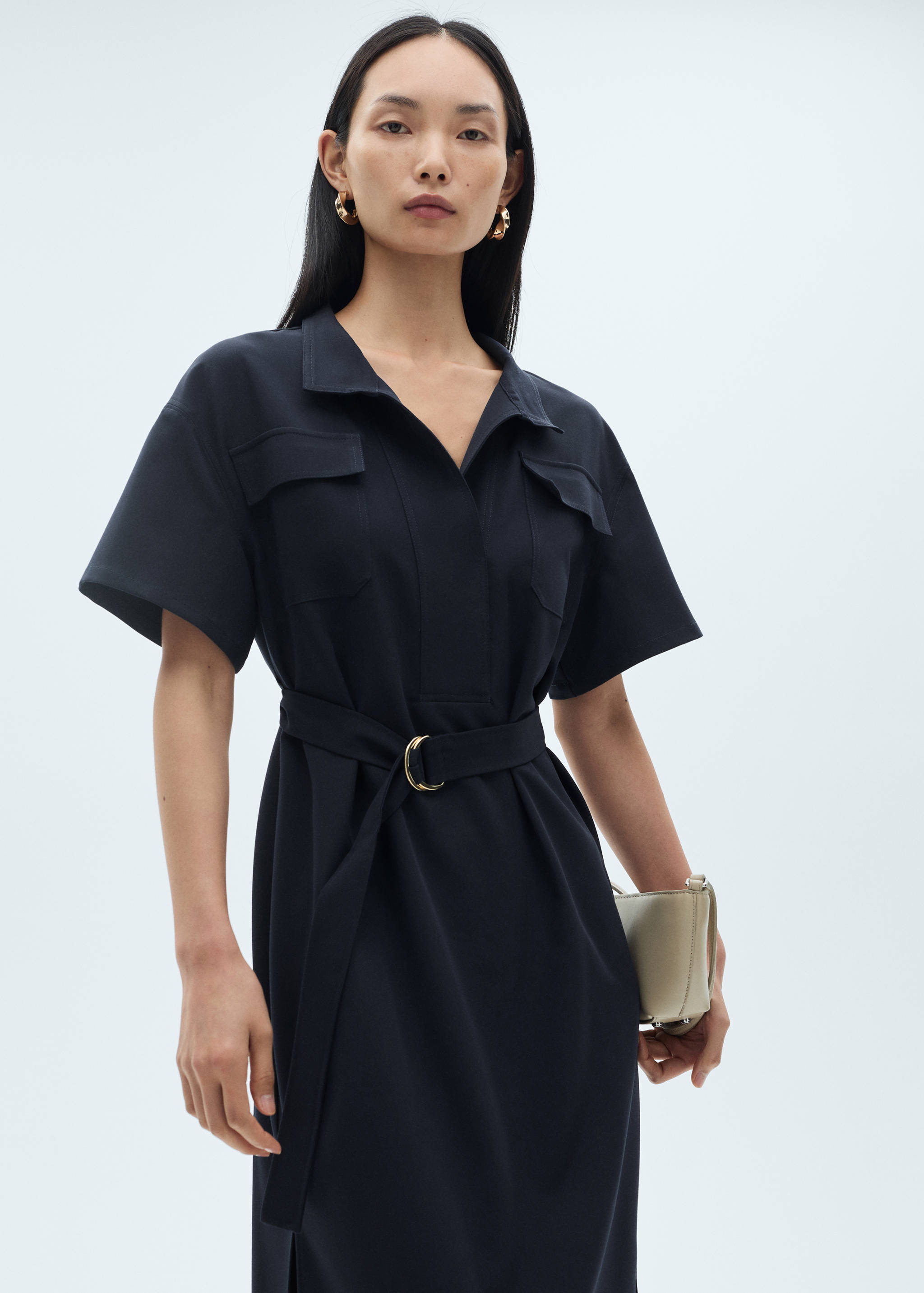 Robe manches courtes avec ceinture - Plan moyen