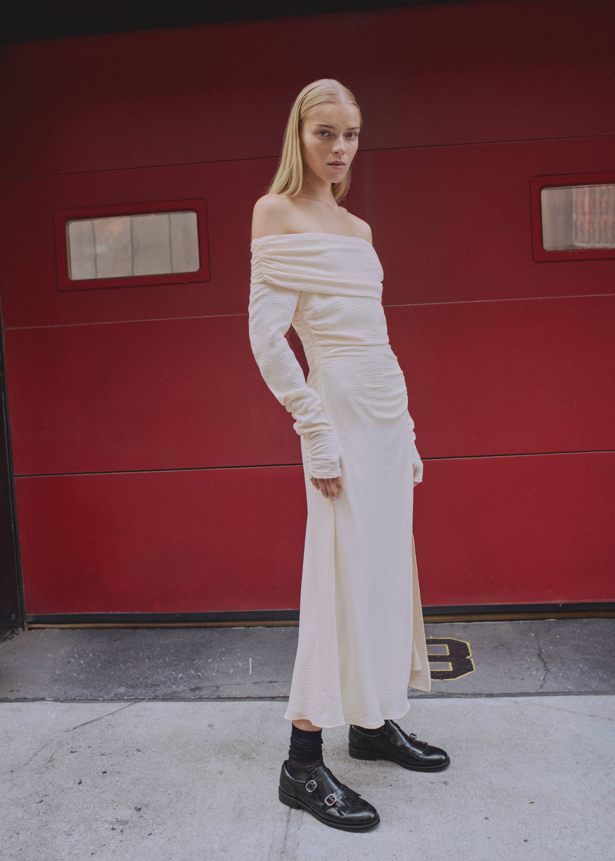 Off-the-shoulder draped dress - General plane