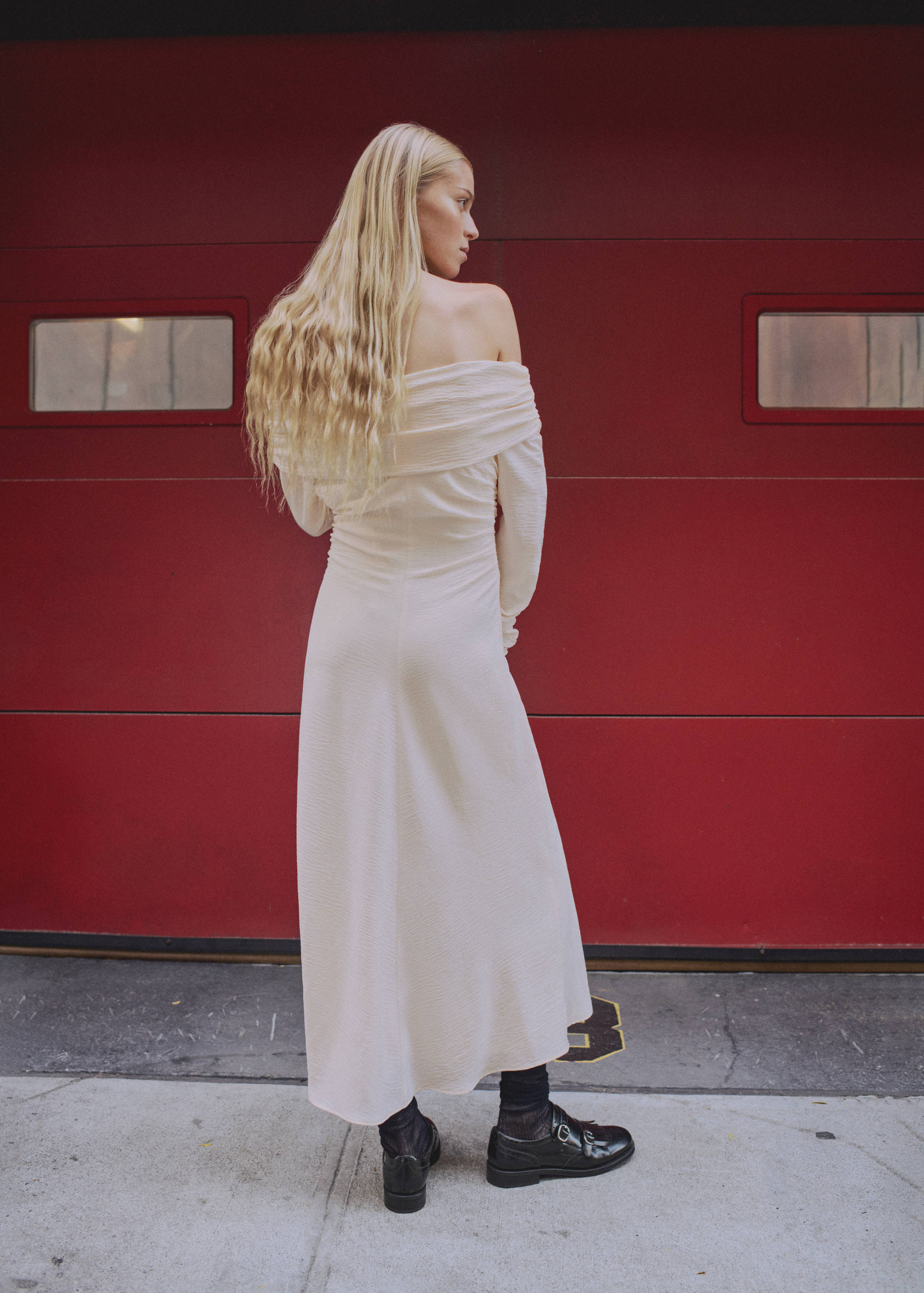 Off-the-shoulder draped dress - Reverse of the article