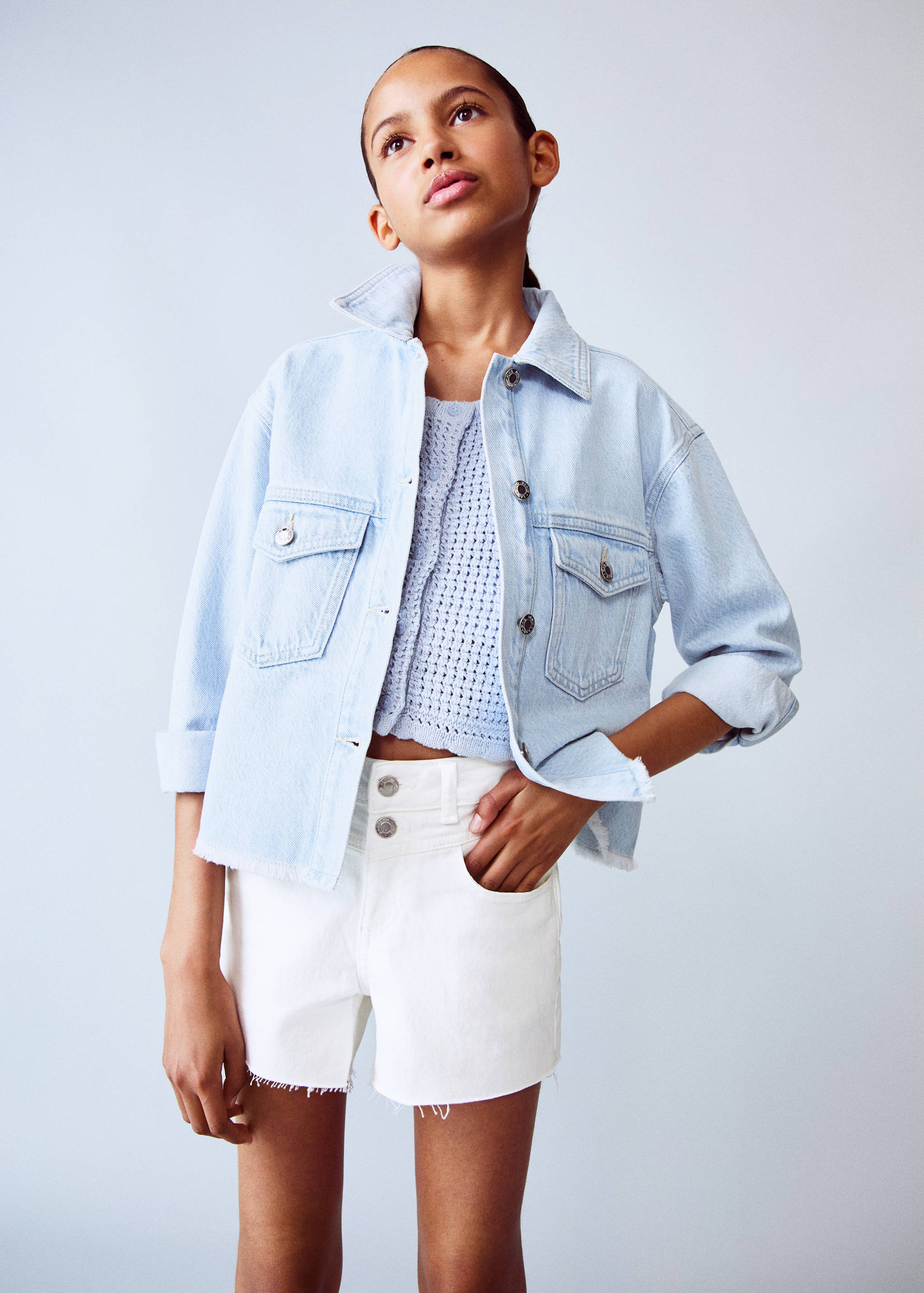 Denim shorts with frayed hem - Medium plane