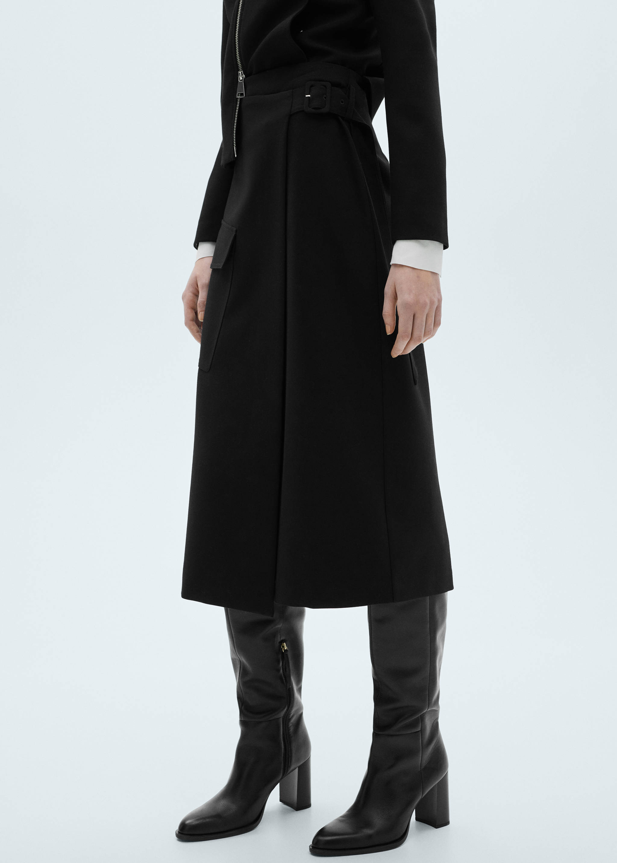 Jupe midi détail boucle - Plan moyen