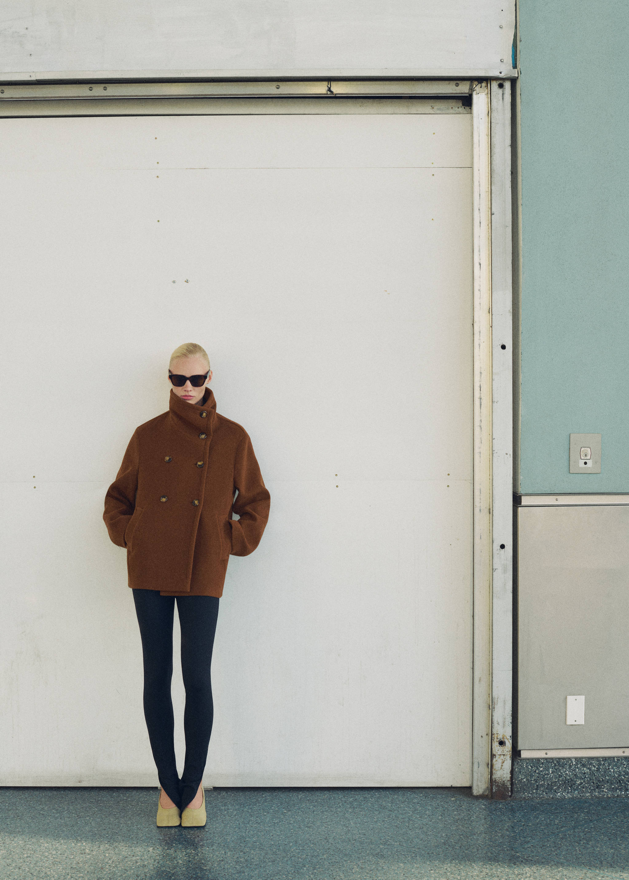 Short double-breasted wool coat - Details of the article 6